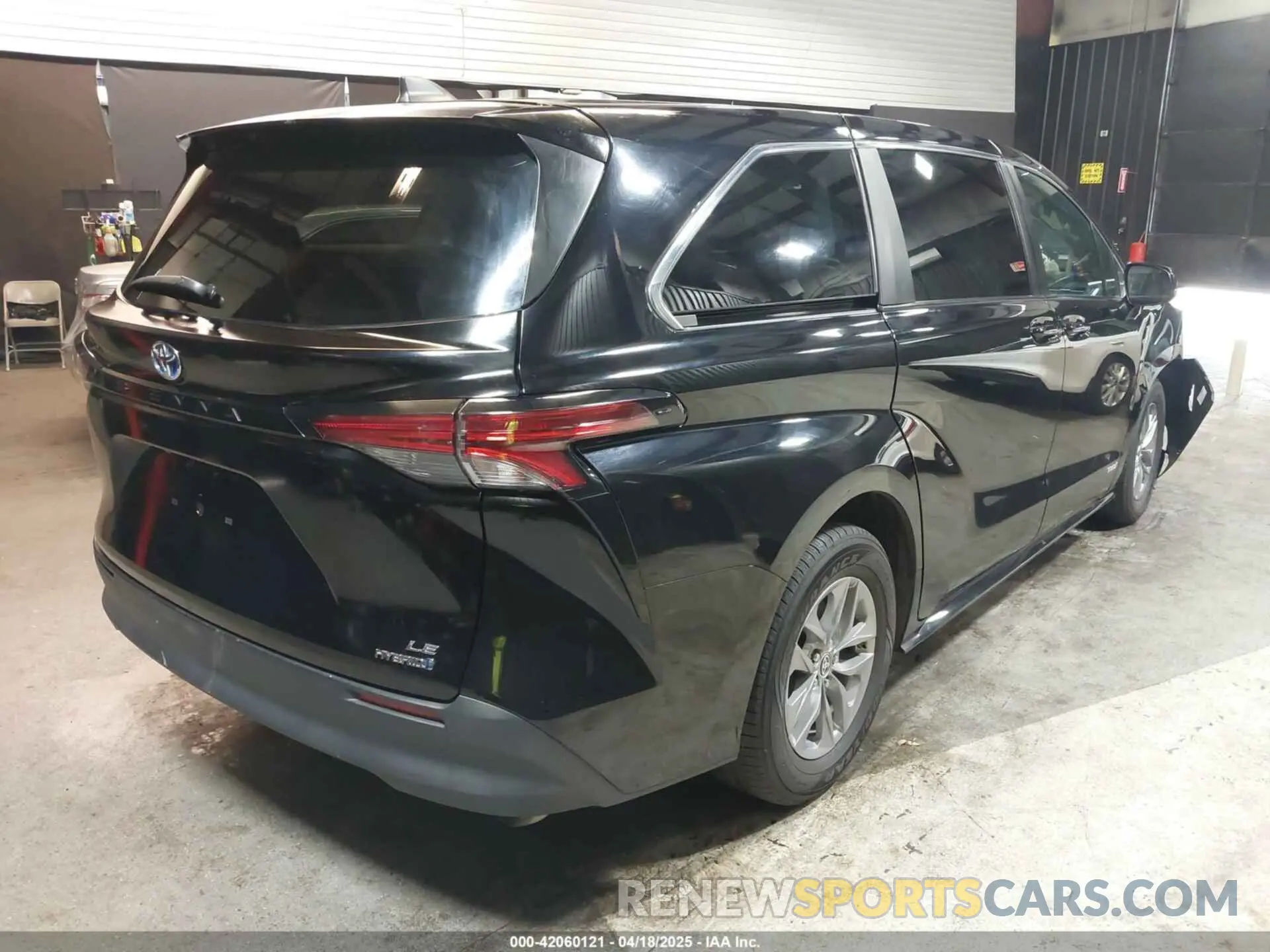 4 Photograph of a damaged car 5TDKRKECXMS027593 TOYOTA SIENNA 2021