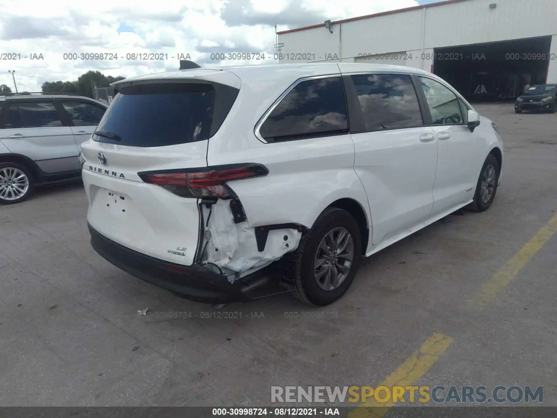 4 Photograph of a damaged car 5TDKRKECXMS042577 TOYOTA SIENNA 2021