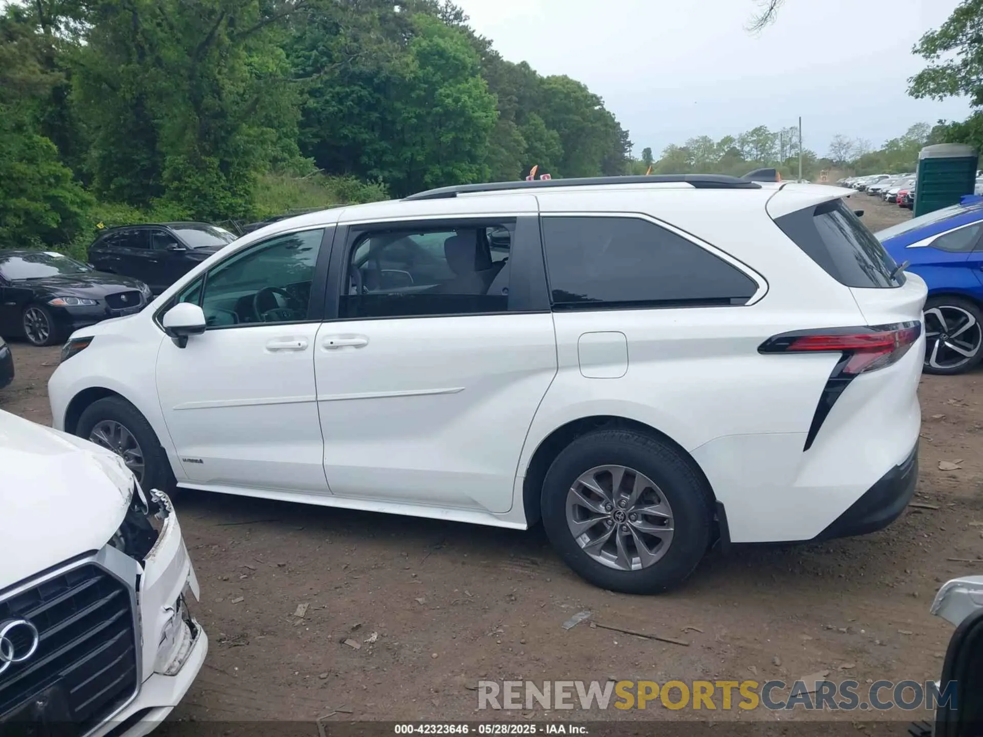 14 Photograph of a damaged car 5TDKRKECXMS059444 TOYOTA SIENNA 2021