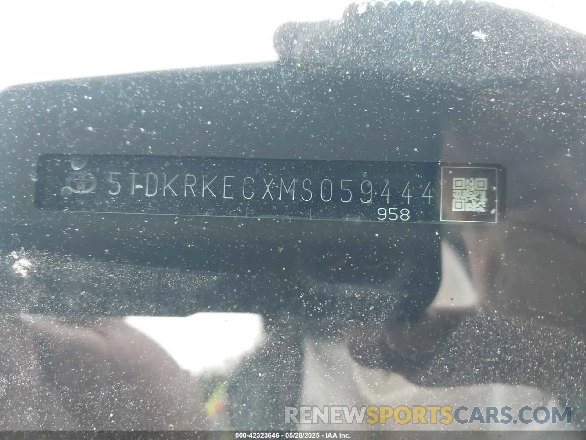 17 Photograph of a damaged car 5TDKRKECXMS059444 TOYOTA SIENNA 2021