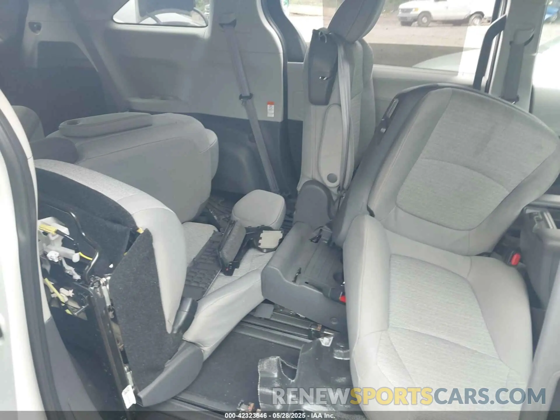 8 Photograph of a damaged car 5TDKRKECXMS059444 TOYOTA SIENNA 2021
