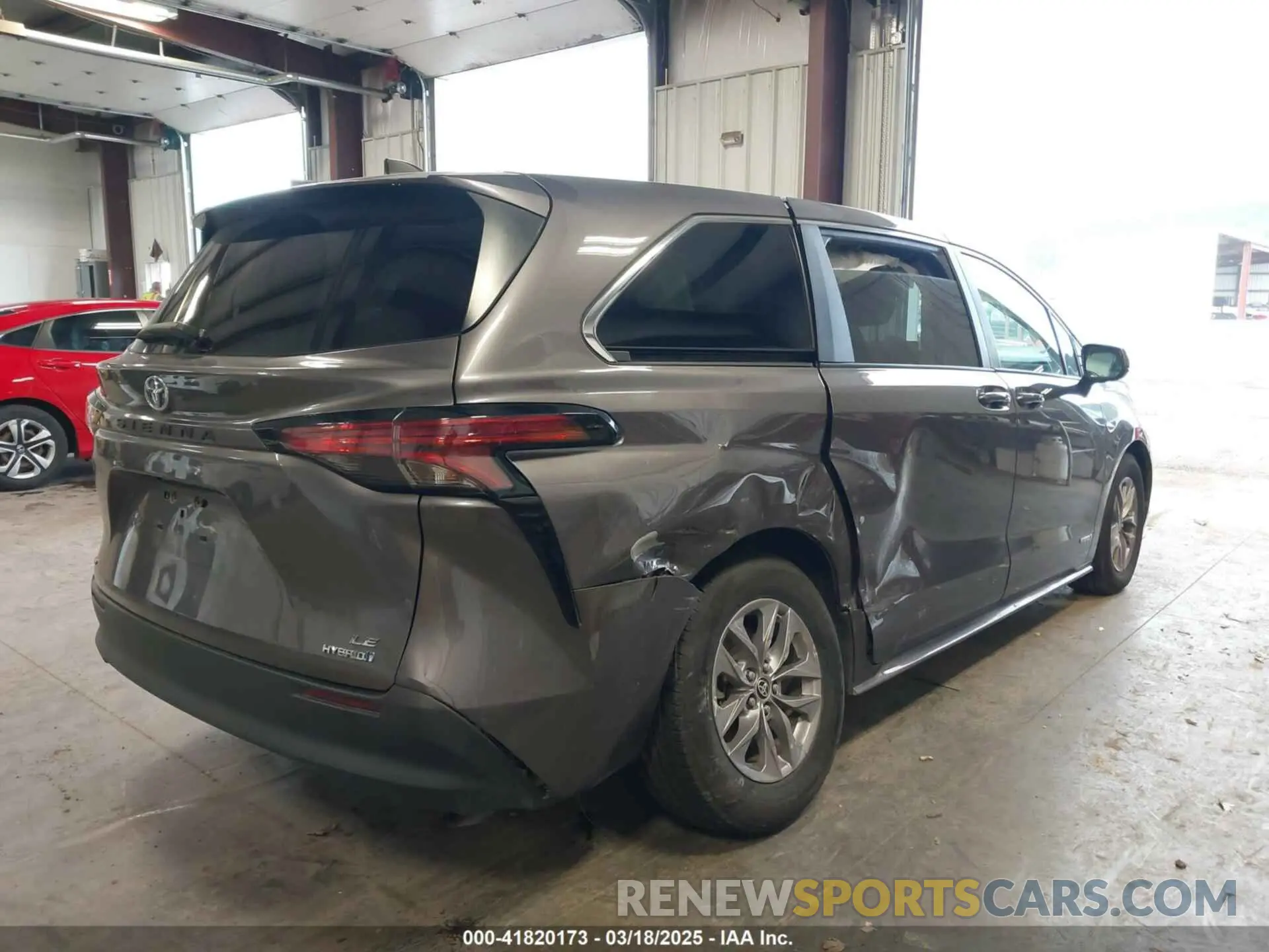 4 Photograph of a damaged car 5TDKSKFC0MS001927 TOYOTA SIENNA 2021
