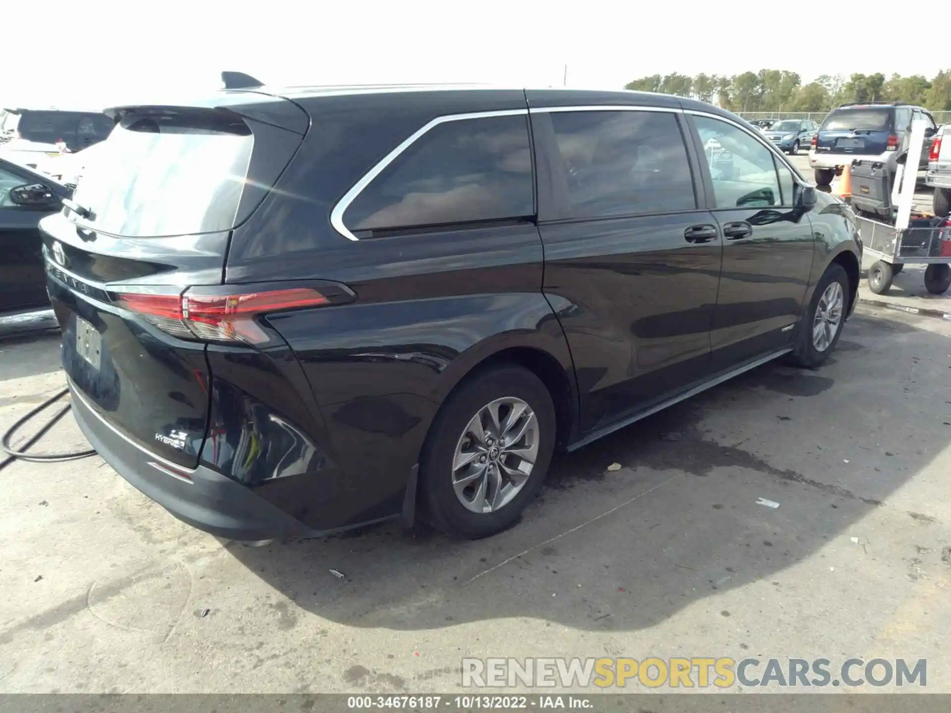 4 Photograph of a damaged car 5TDKSKFC7MS021317 TOYOTA SIENNA 2021