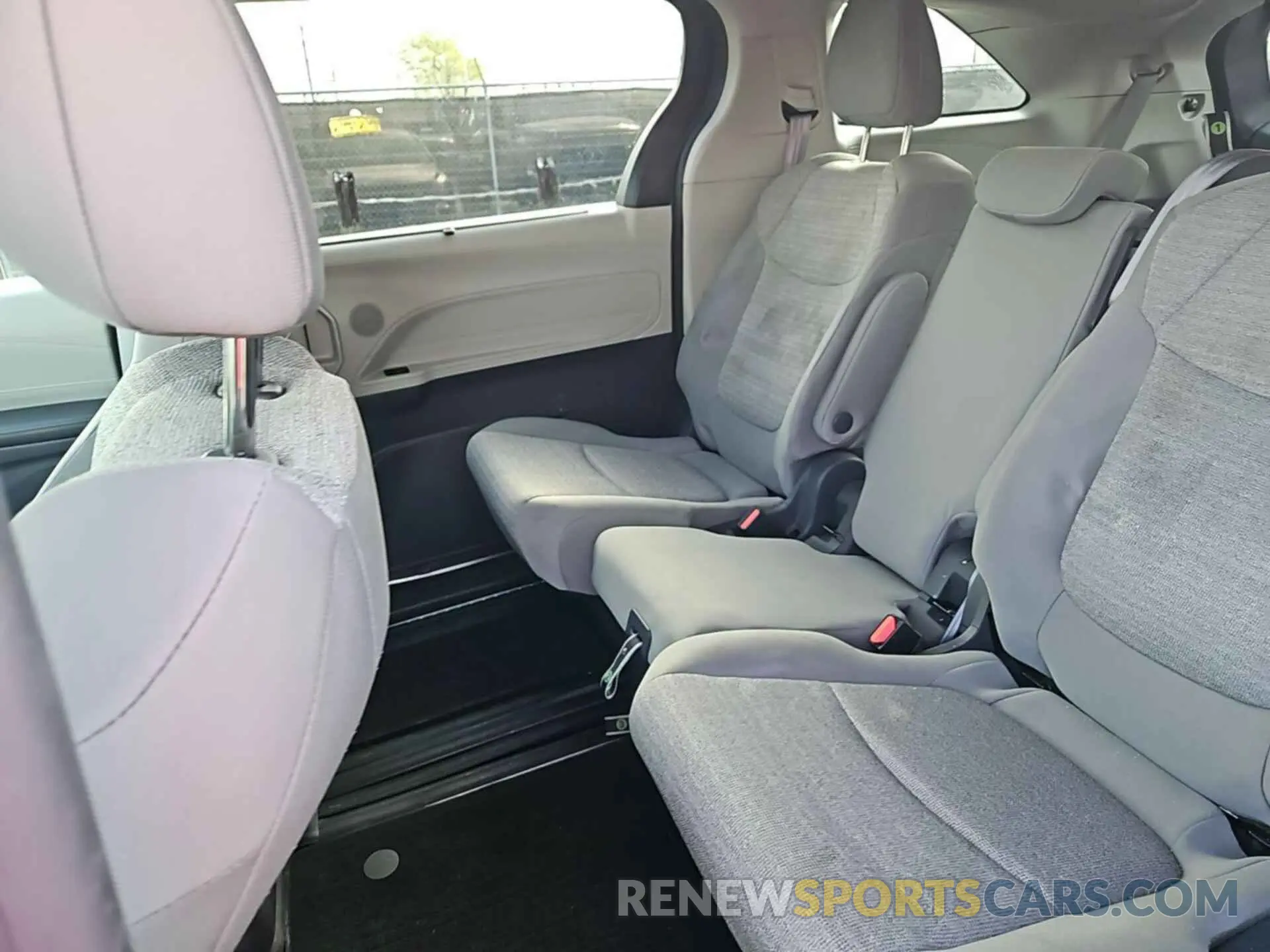 12 Photograph of a damaged car 5TDKSKFC9MS013526 TOYOTA SIENNA 2021