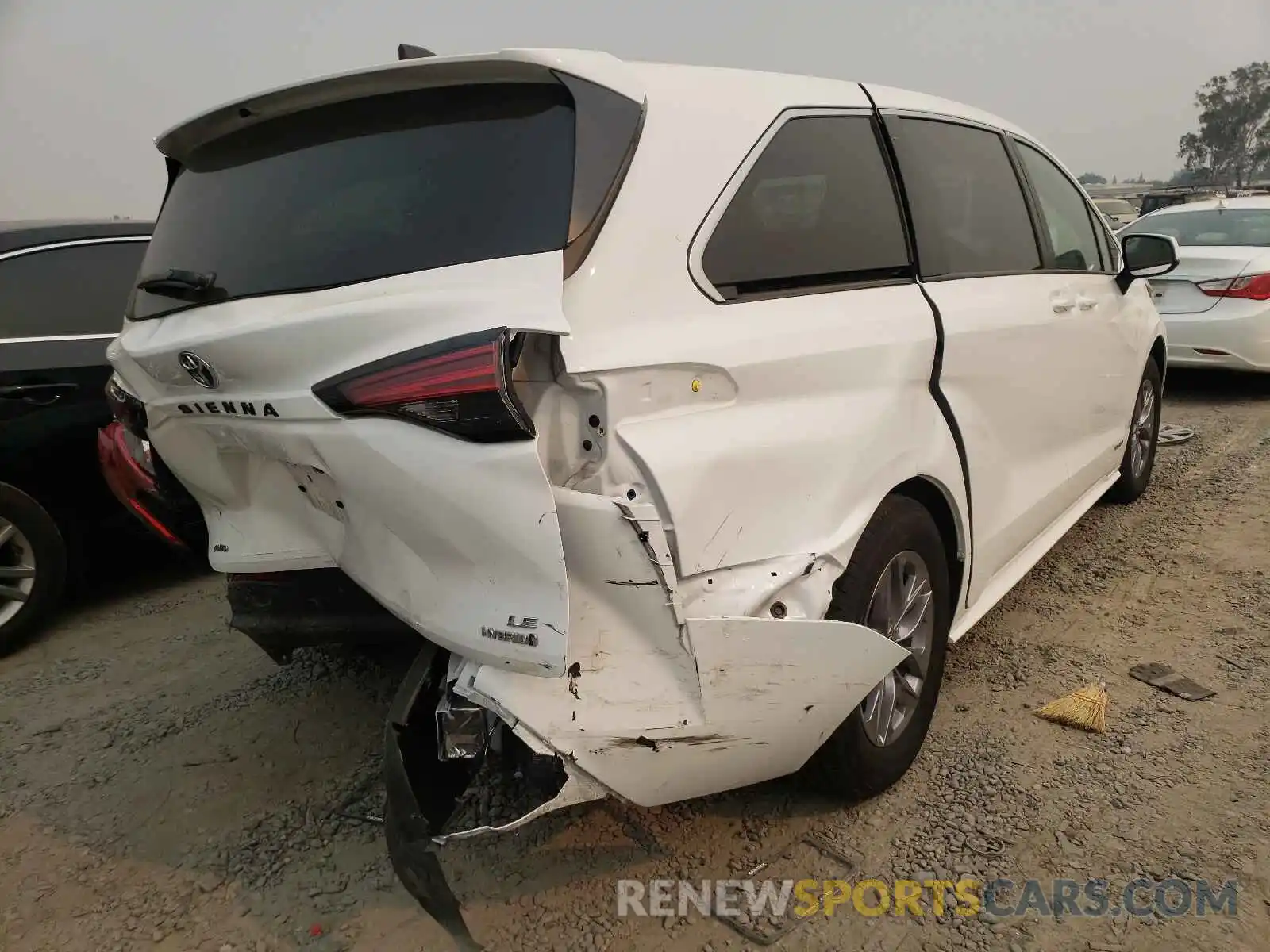 4 Photograph of a damaged car 5TDKSKFCXMS003720 TOYOTA SIENNA 2021