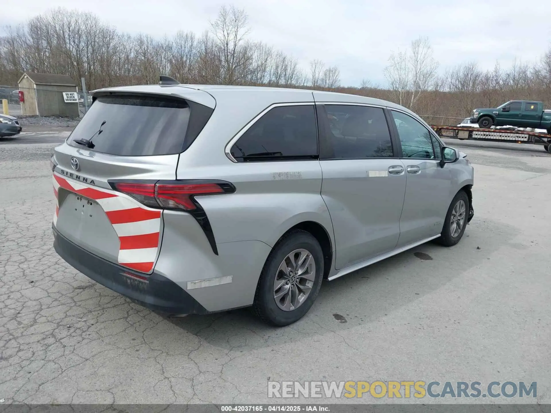 4 Photograph of a damaged car 5TDKSKFCXMS036779 TOYOTA SIENNA 2021