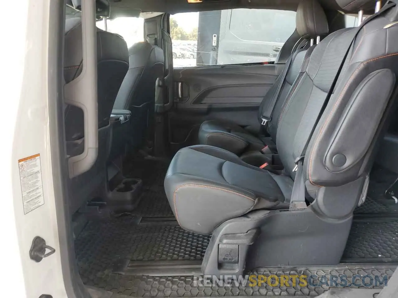 11 Photograph of a damaged car 5TDXRKEC3MS005215 TOYOTA SIENNA 2021