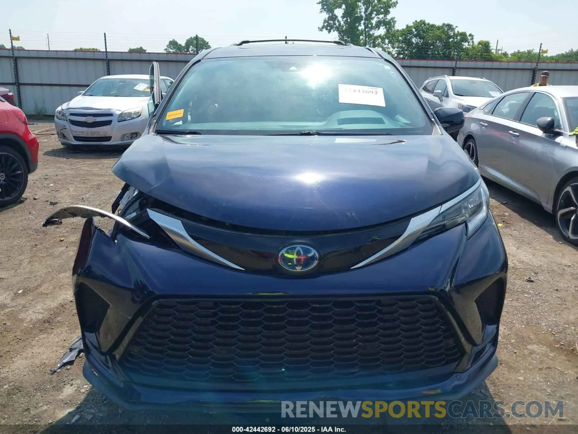 12 Photograph of a damaged car 5TDXRKEC3MS016036 TOYOTA SIENNA 2021