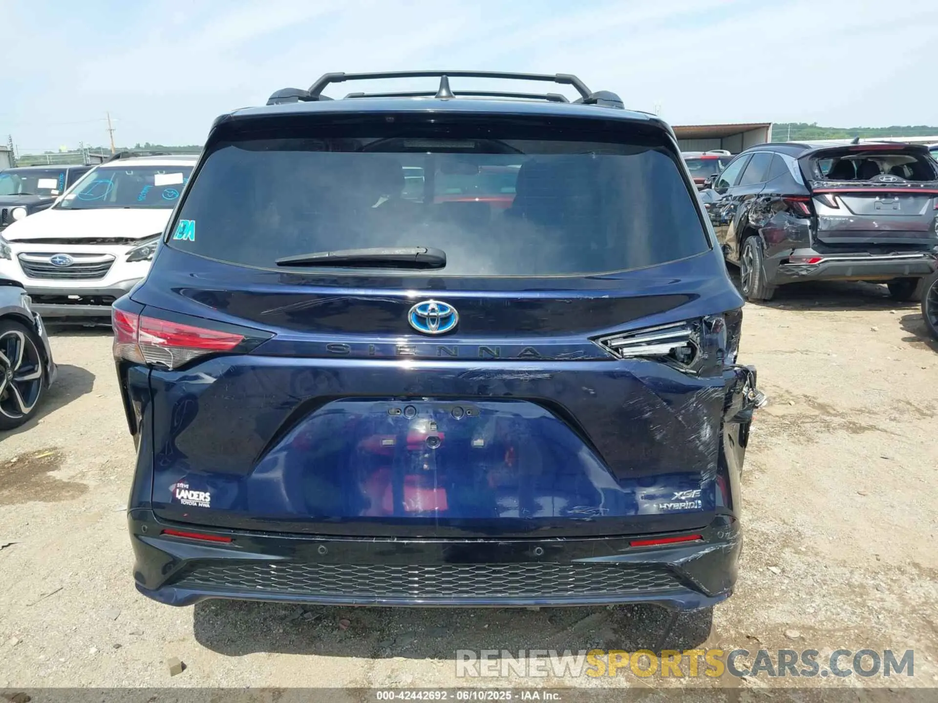 16 Photograph of a damaged car 5TDXRKEC3MS016036 TOYOTA SIENNA 2021