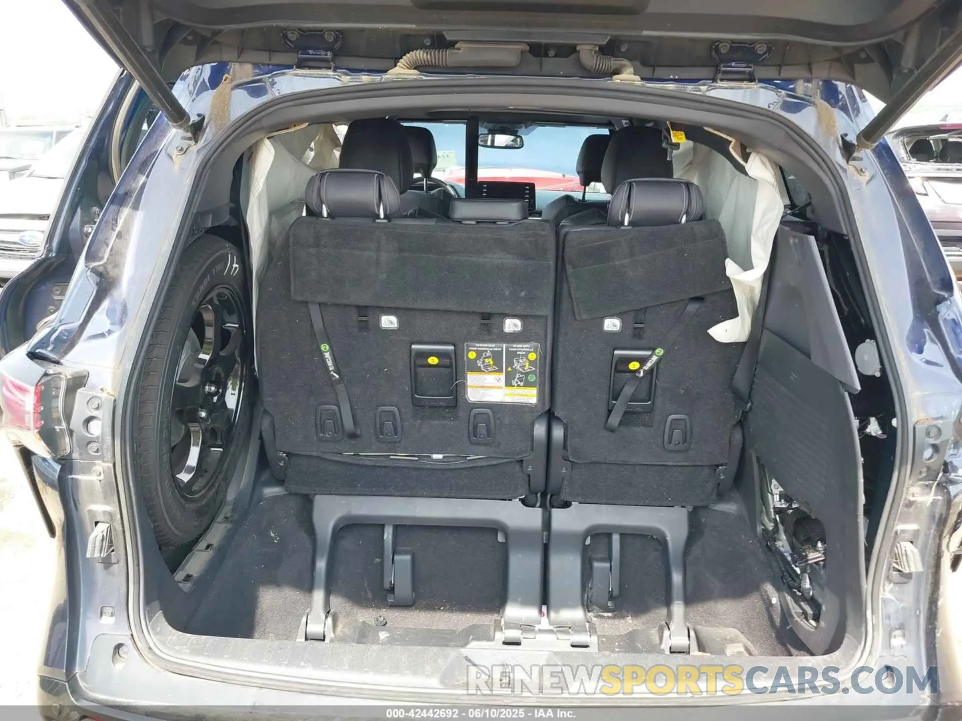 18 Photograph of a damaged car 5TDXRKEC3MS016036 TOYOTA SIENNA 2021