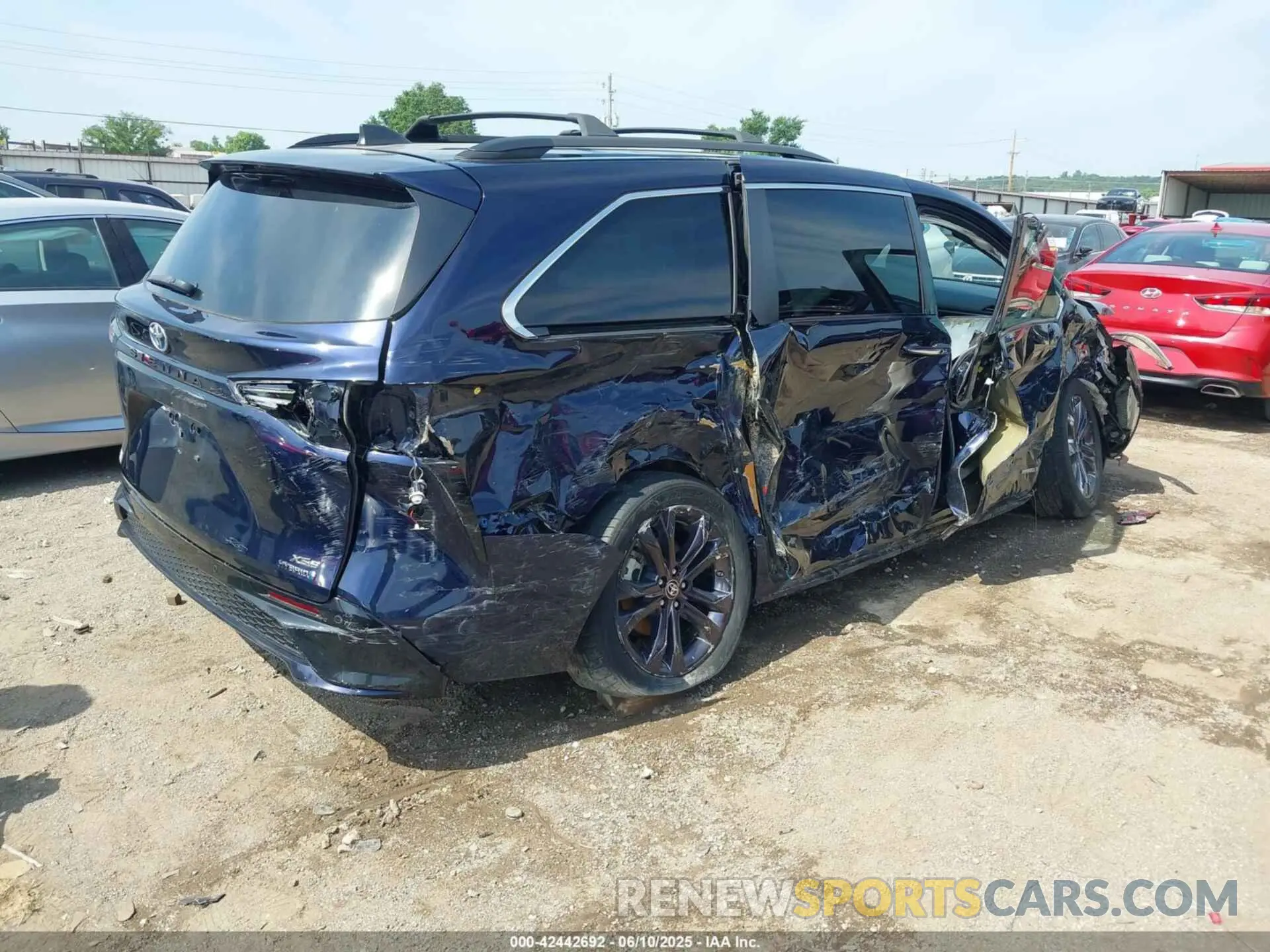 4 Photograph of a damaged car 5TDXRKEC3MS016036 TOYOTA SIENNA 2021