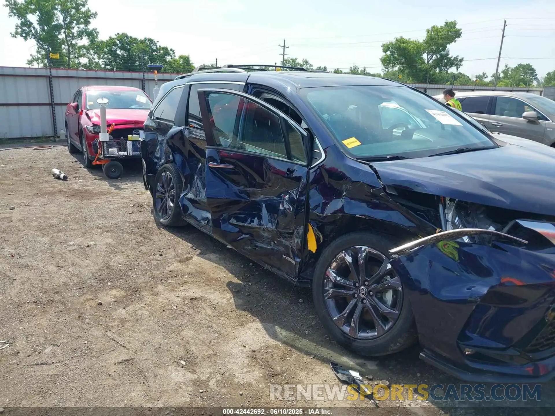 6 Photograph of a damaged car 5TDXRKEC3MS016036 TOYOTA SIENNA 2021
