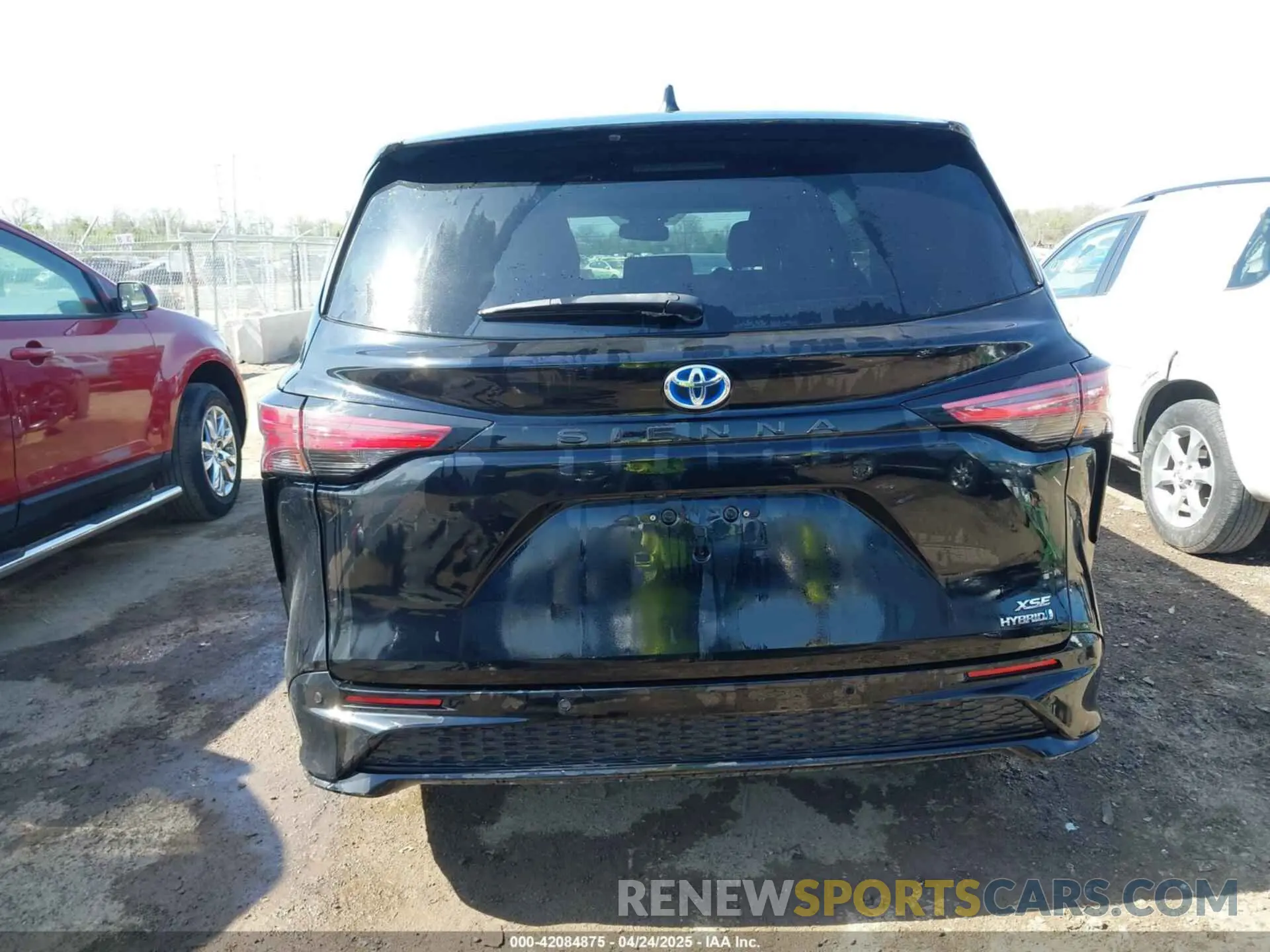17 Photograph of a damaged car 5TDXRKEC3MS029904 TOYOTA SIENNA 2021
