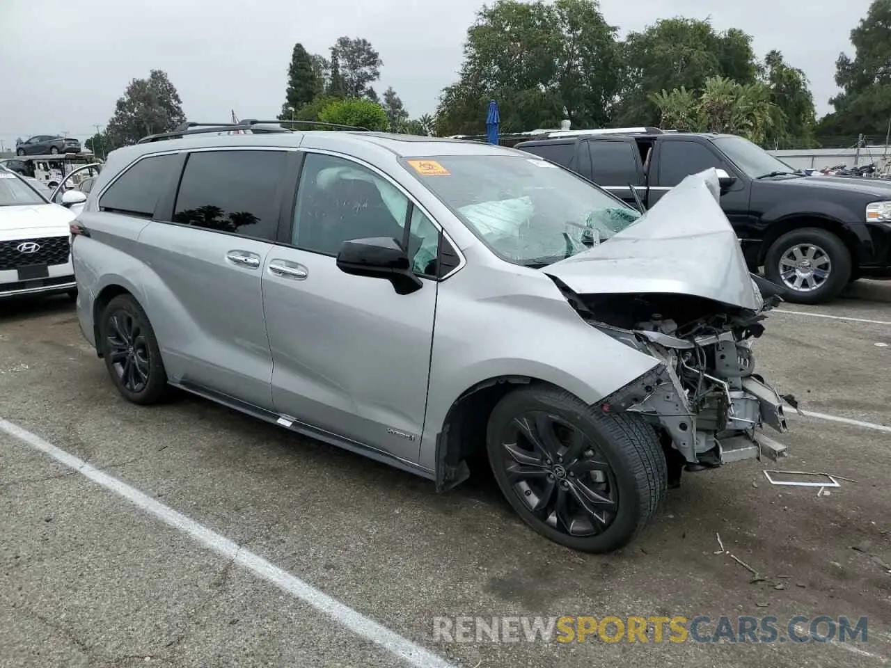 4 Photograph of a damaged car 5TDXRKEC5MS041391 TOYOTA SIENNA 2021