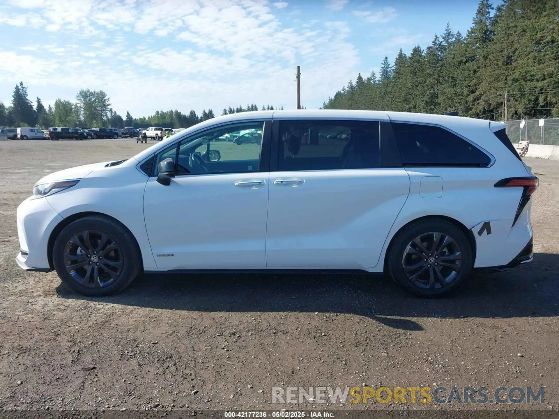 14 Photograph of a damaged car 5TDXRKEC9MS004991 TOYOTA SIENNA 2021