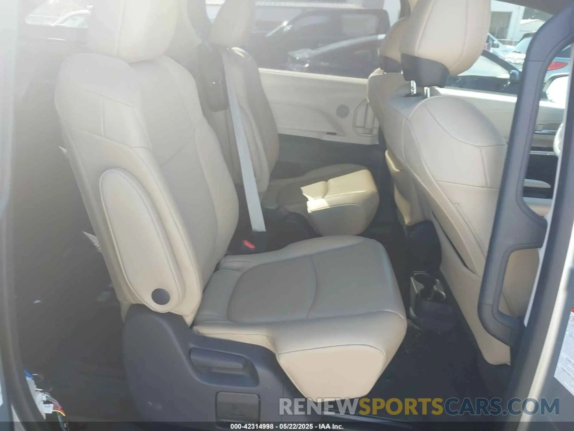 8 Photograph of a damaged car 5TDYRKEC3MS026473 TOYOTA SIENNA 2021