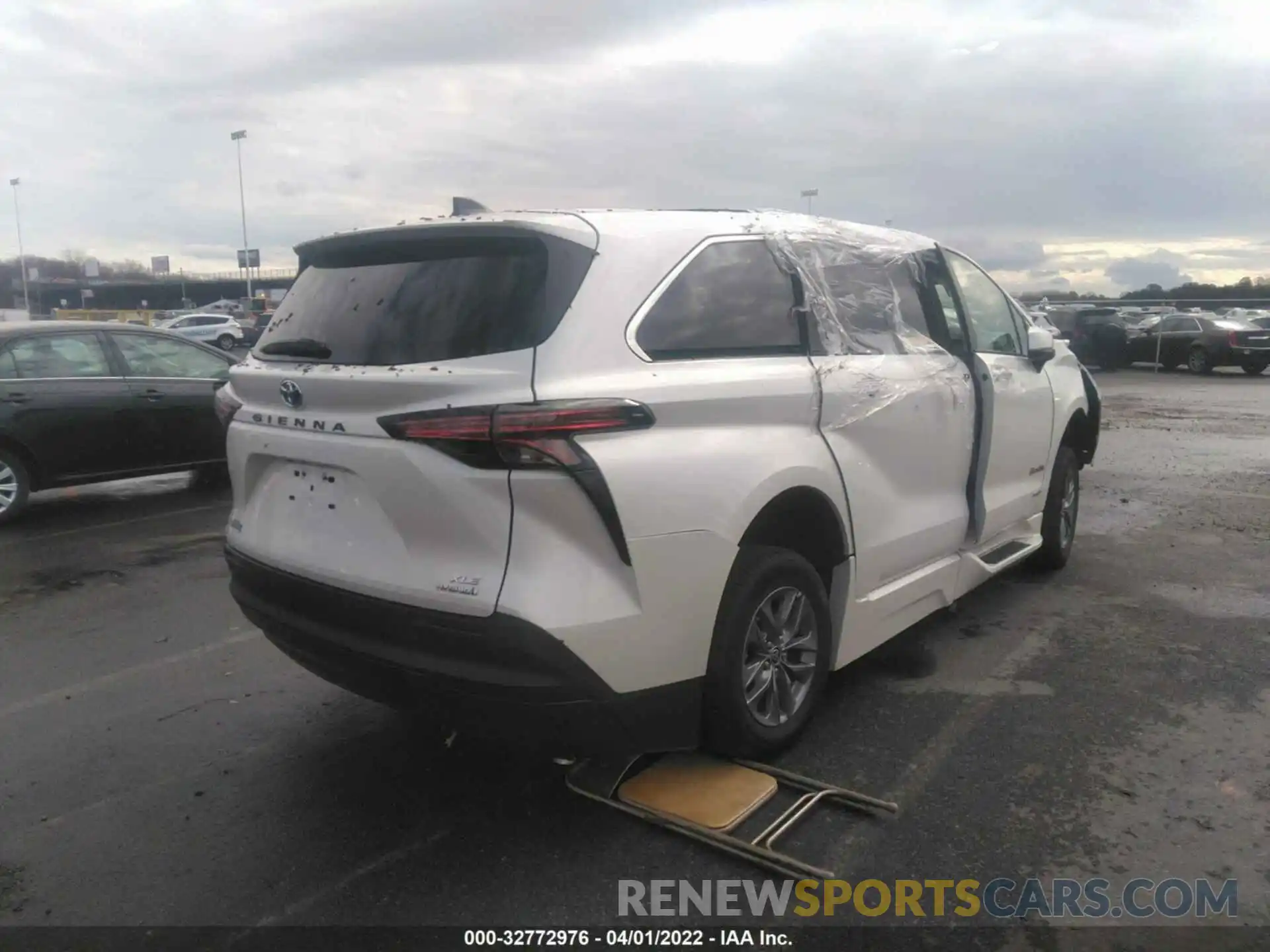 4 Photograph of a damaged car 5TDYRKEC3MS061689 TOYOTA SIENNA 2021