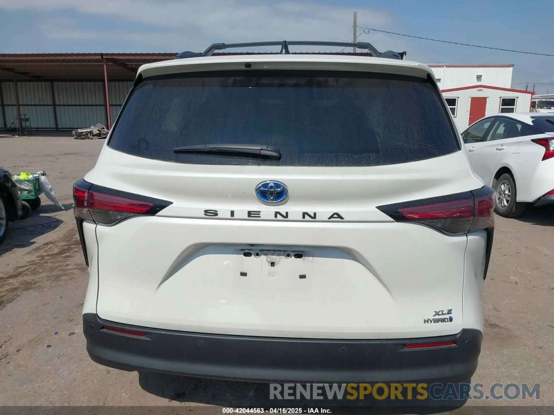 17 Photograph of a damaged car 5TDYRKEC6MS055675 TOYOTA SIENNA 2021