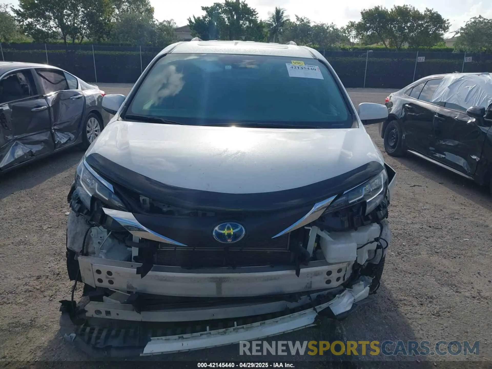 13 Photograph of a damaged car 5TDYRKEC7MS017968 TOYOTA SIENNA 2021