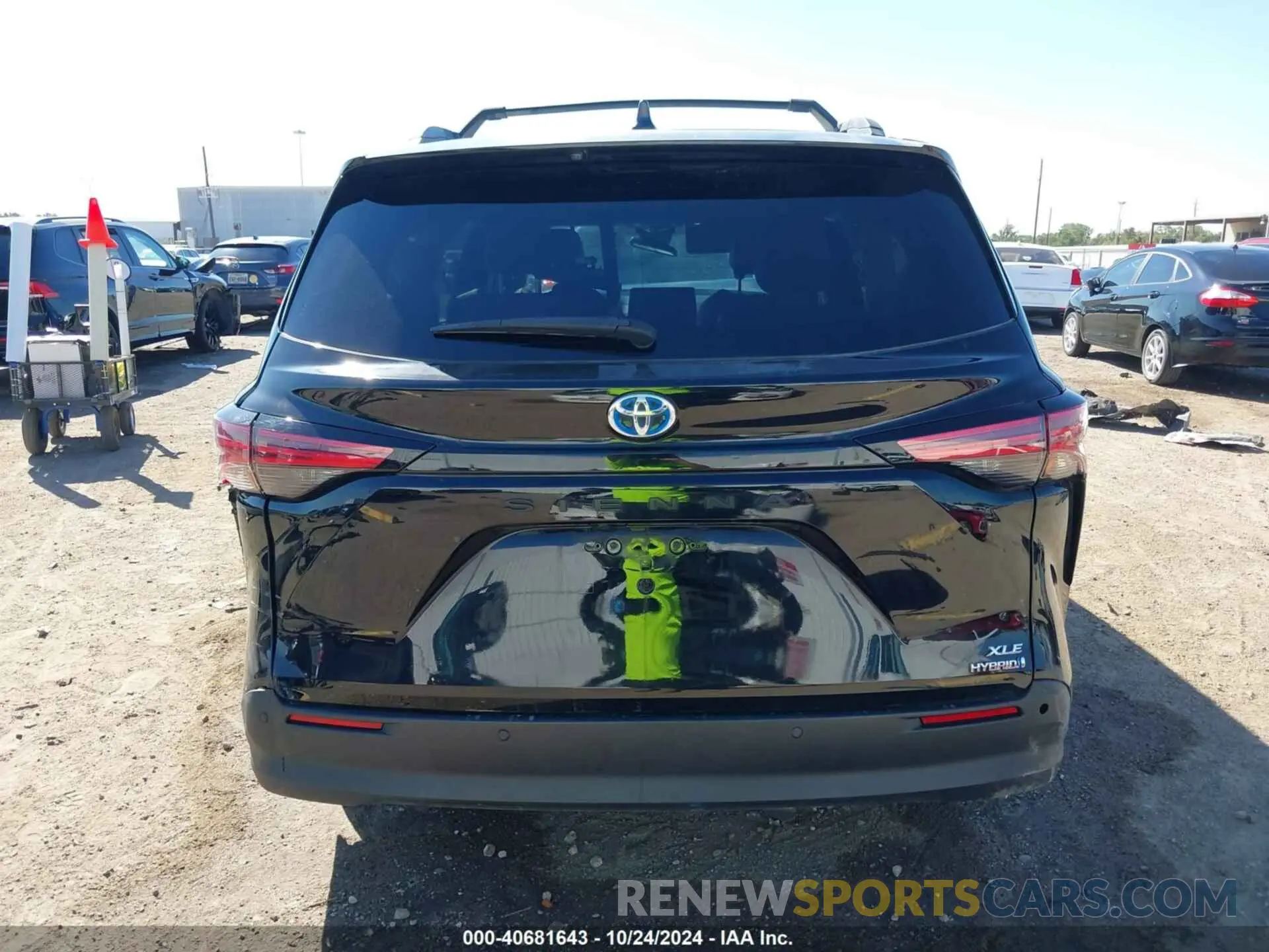 17 Photograph of a damaged car 5TDYRKEC8MS036982 TOYOTA SIENNA 2021