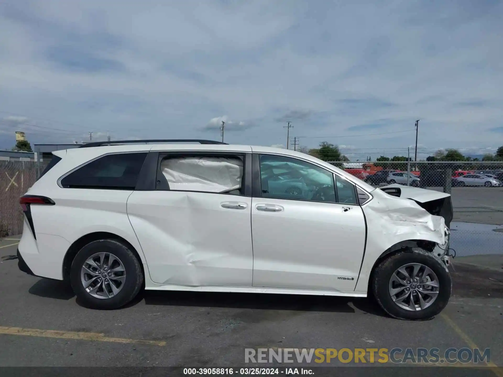 13 Photograph of a damaged car 5TDYRKEC9MS026185 TOYOTA SIENNA 2021