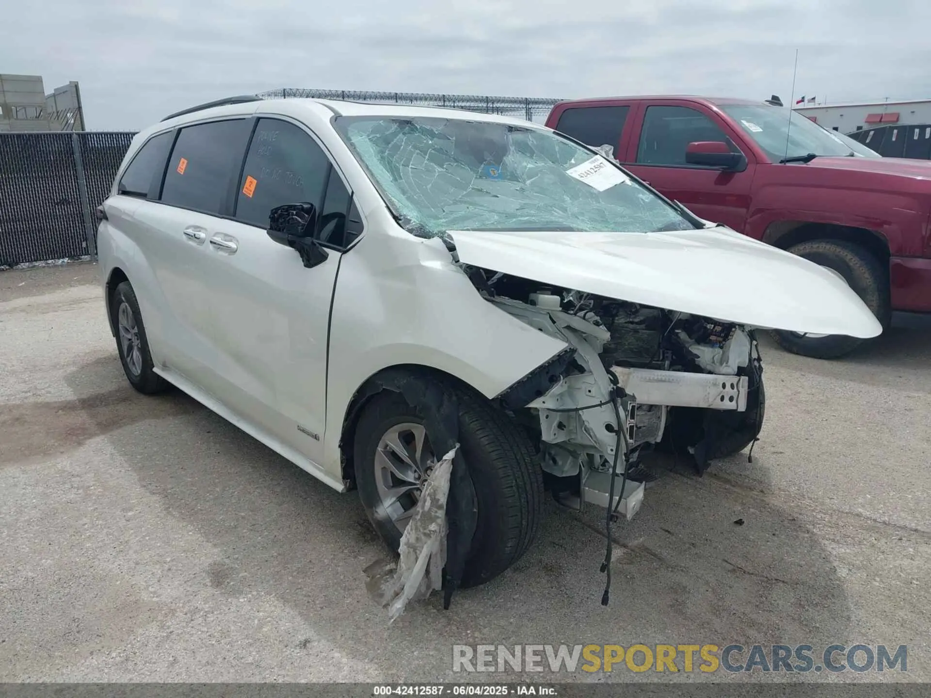 1 Photograph of a damaged car 5TDYRKEC9MS031404 TOYOTA SIENNA 2021