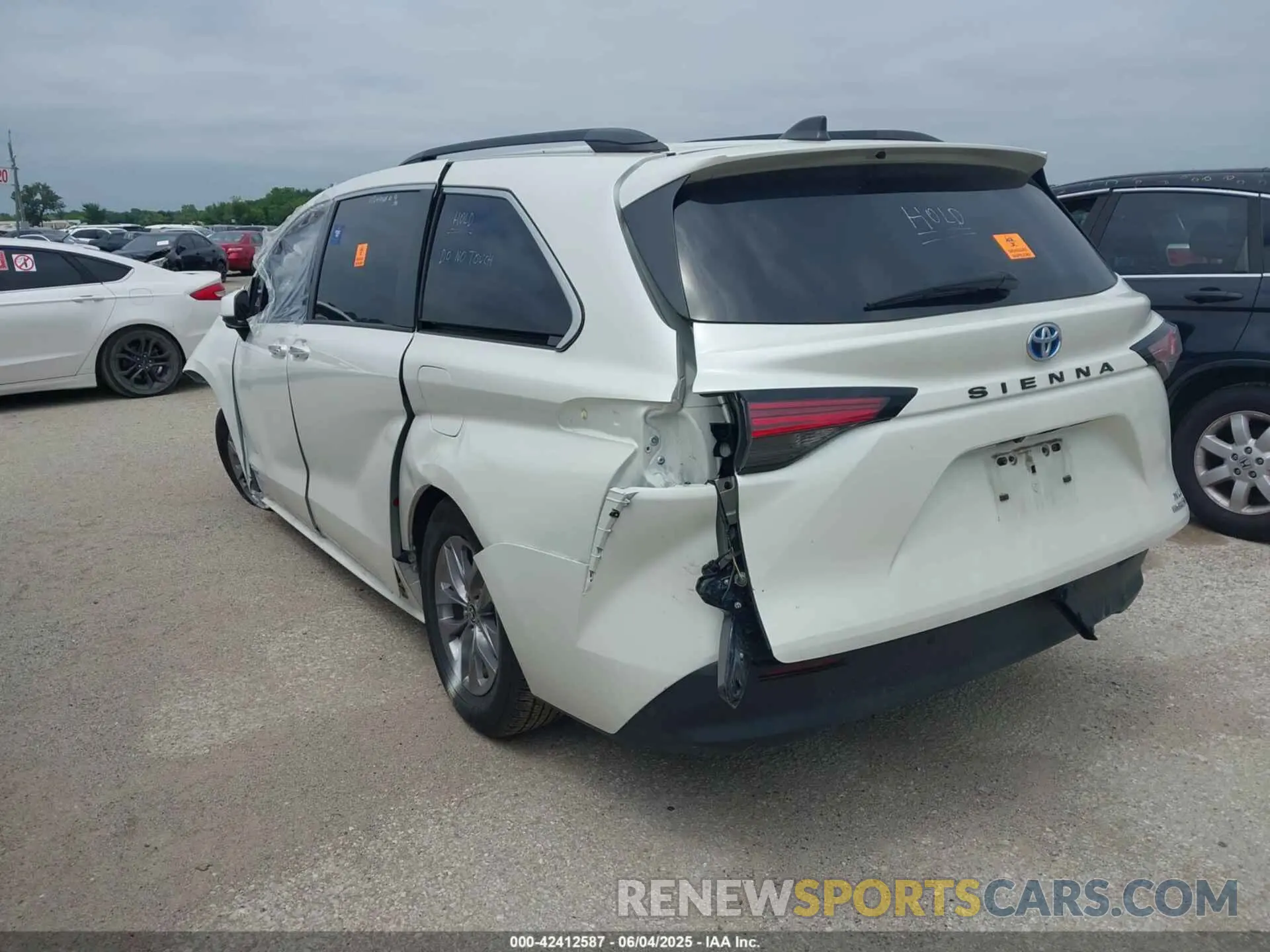 3 Photograph of a damaged car 5TDYRKEC9MS031404 TOYOTA SIENNA 2021