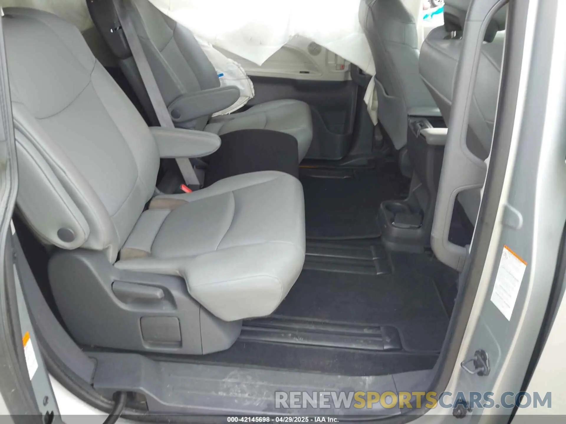 8 Photograph of a damaged car 5TDYRKEC9MS041334 TOYOTA SIENNA 2021