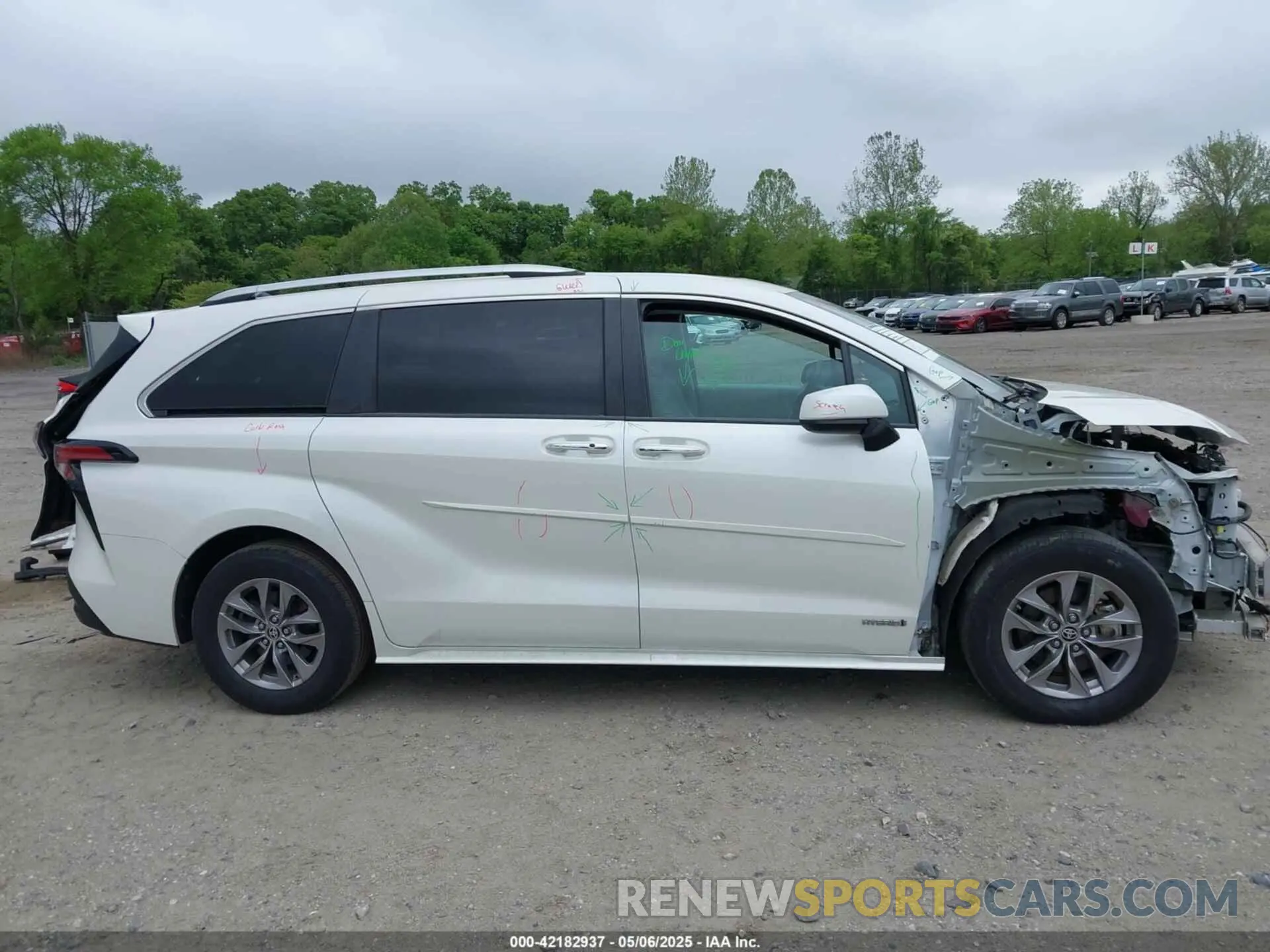 14 Photograph of a damaged car 5TDYSKFC6MS002087 TOYOTA SIENNA 2021