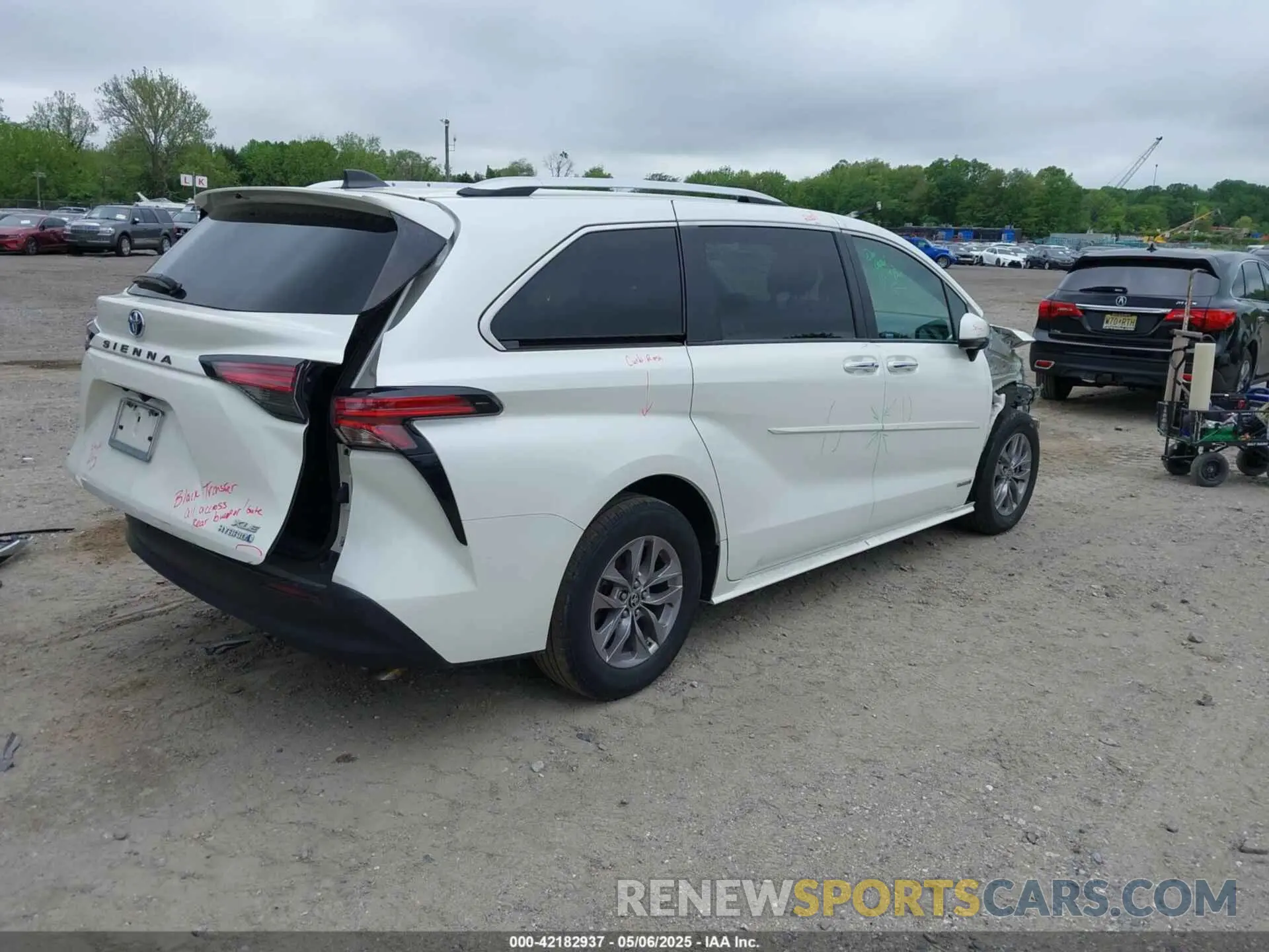 4 Photograph of a damaged car 5TDYSKFC6MS002087 TOYOTA SIENNA 2021