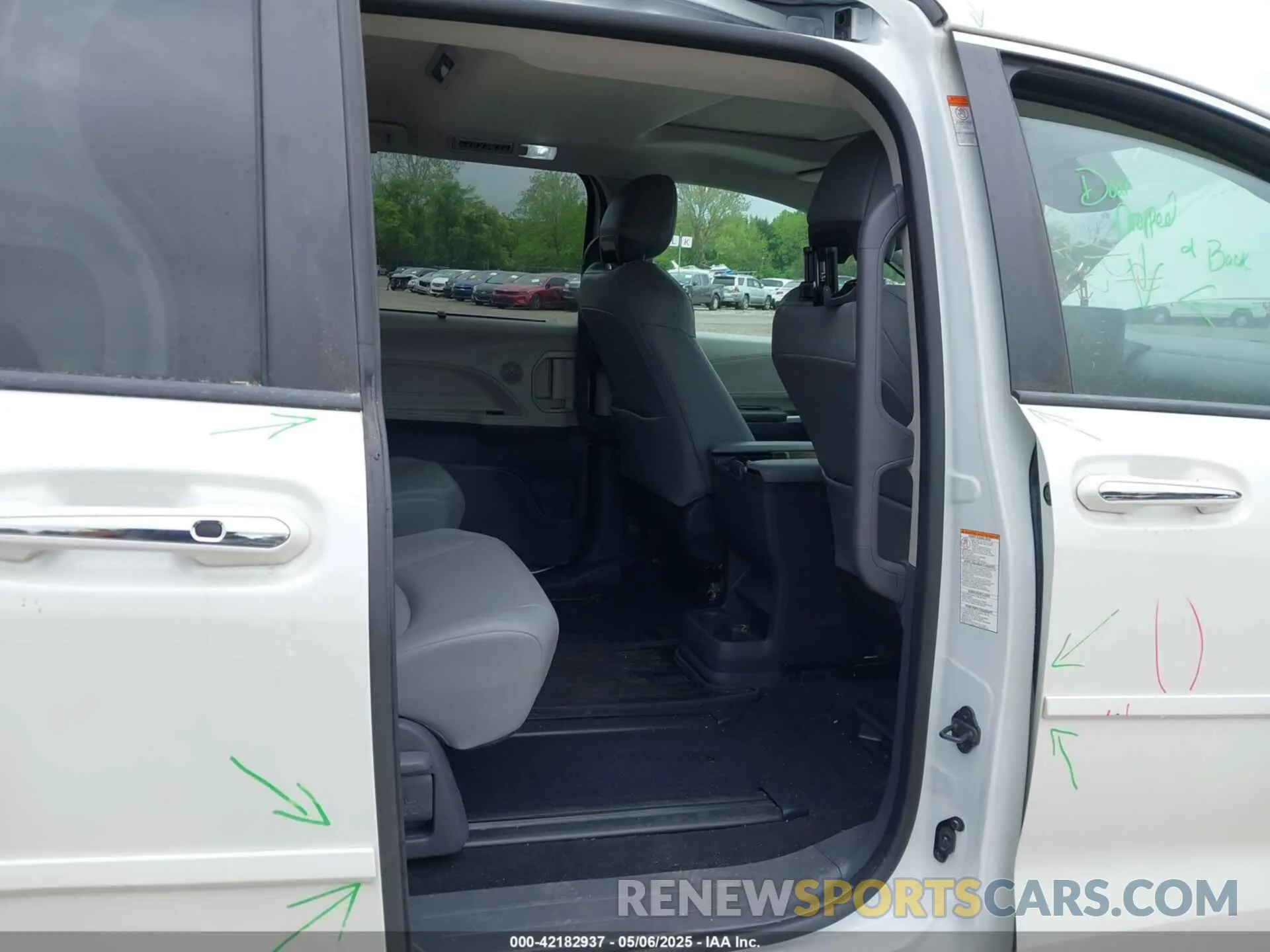 8 Photograph of a damaged car 5TDYSKFC6MS002087 TOYOTA SIENNA 2021