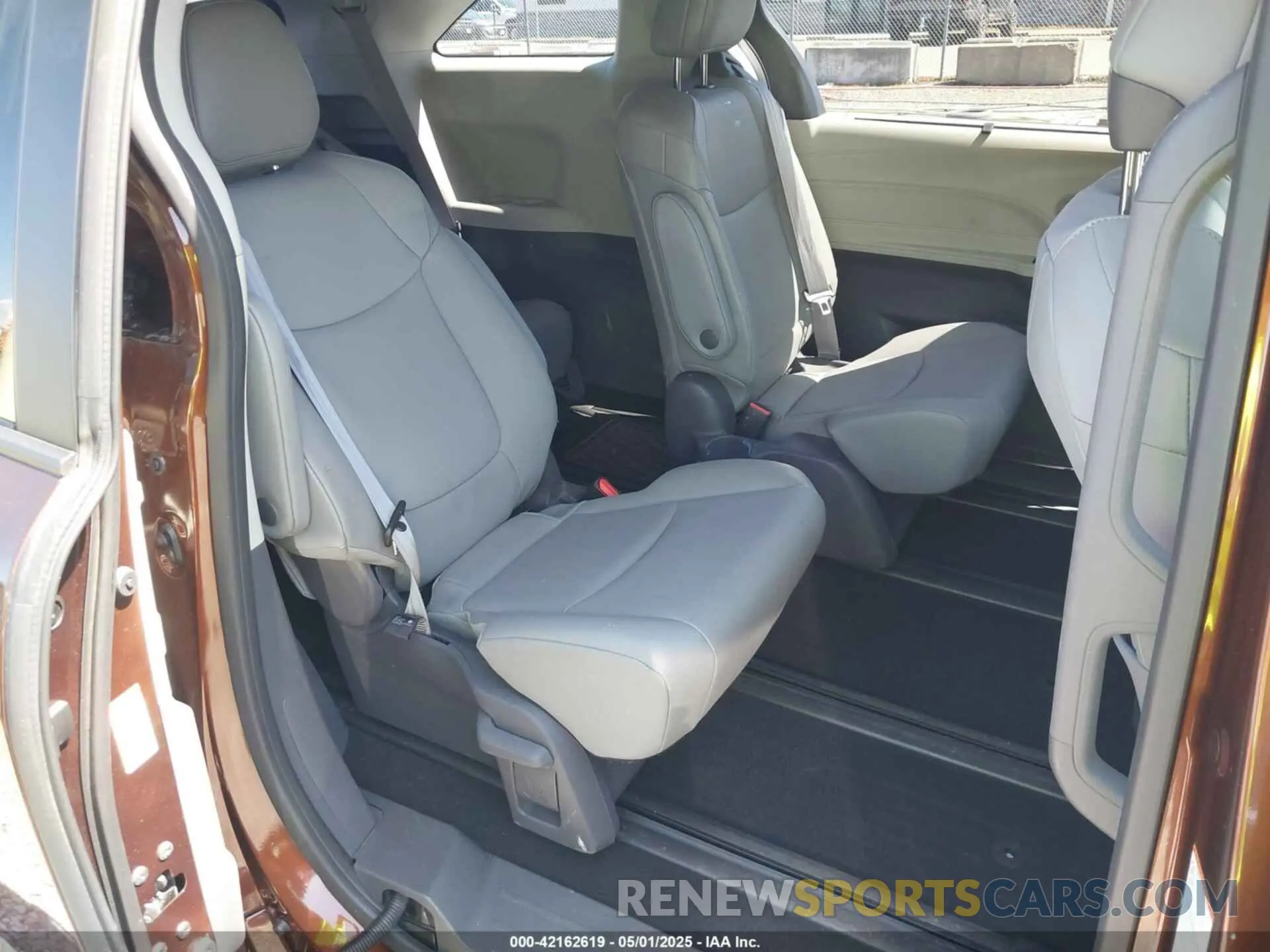 8 Photograph of a damaged car 5TDYSKFC9MS002567 TOYOTA SIENNA 2021