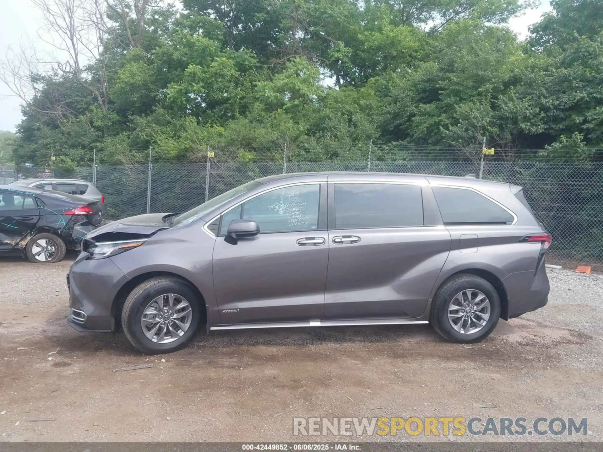 14 Photograph of a damaged car 5TDYSKFC9MS014413 TOYOTA SIENNA 2021