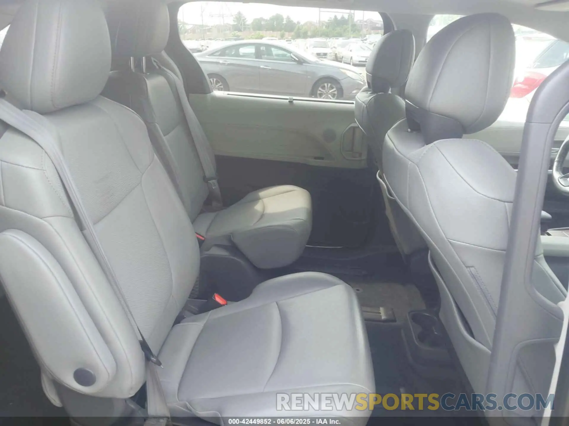 8 Photograph of a damaged car 5TDYSKFC9MS014413 TOYOTA SIENNA 2021