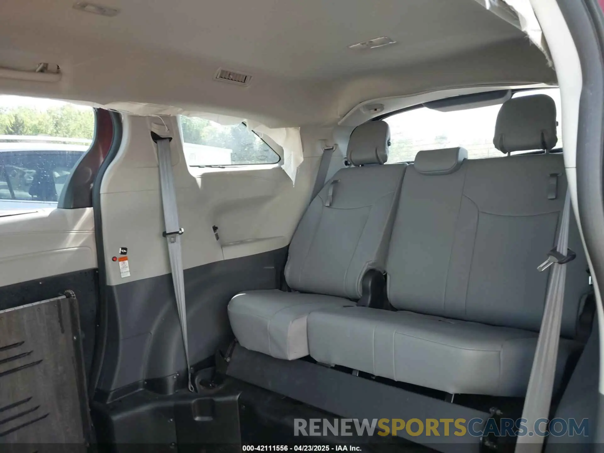 8 Photograph of a damaged car 5TDZRKEC0MS038956 TOYOTA SIENNA 2021