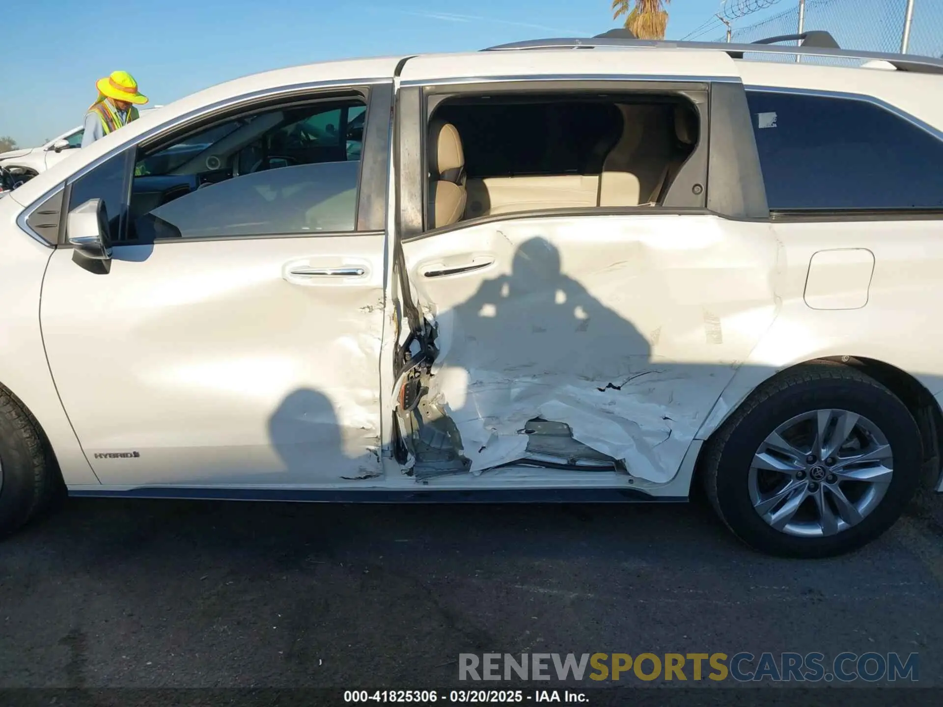 14 Photograph of a damaged car 5TDZRKEC1MS025276 TOYOTA SIENNA 2021