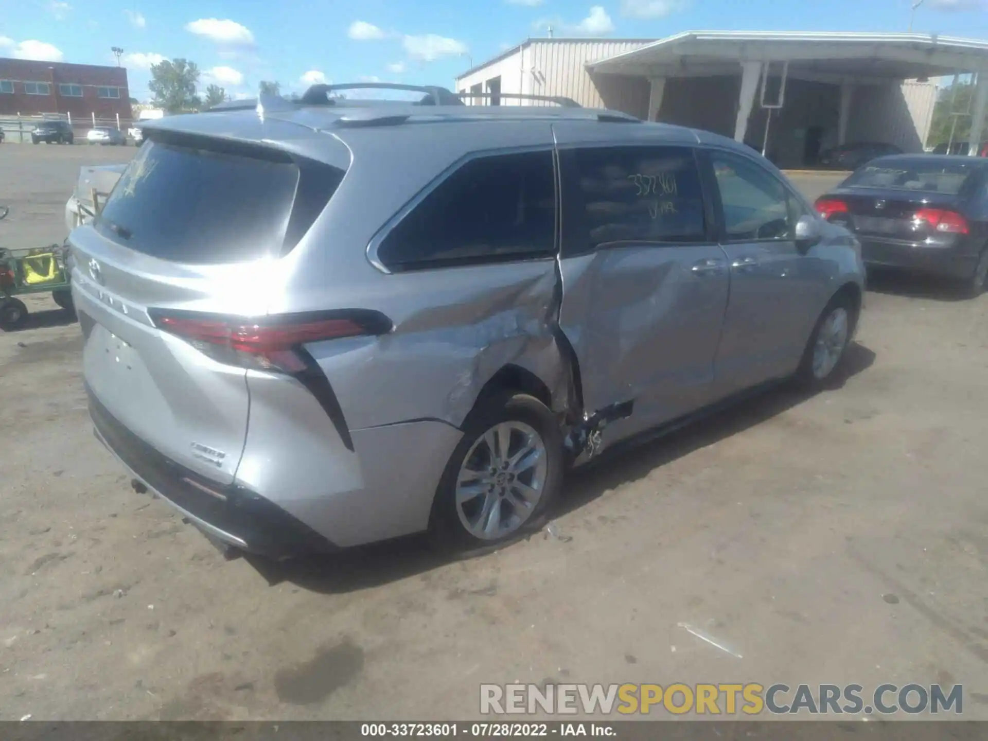 4 Photograph of a damaged car 5TDZRKEC4MS008116 TOYOTA SIENNA 2021