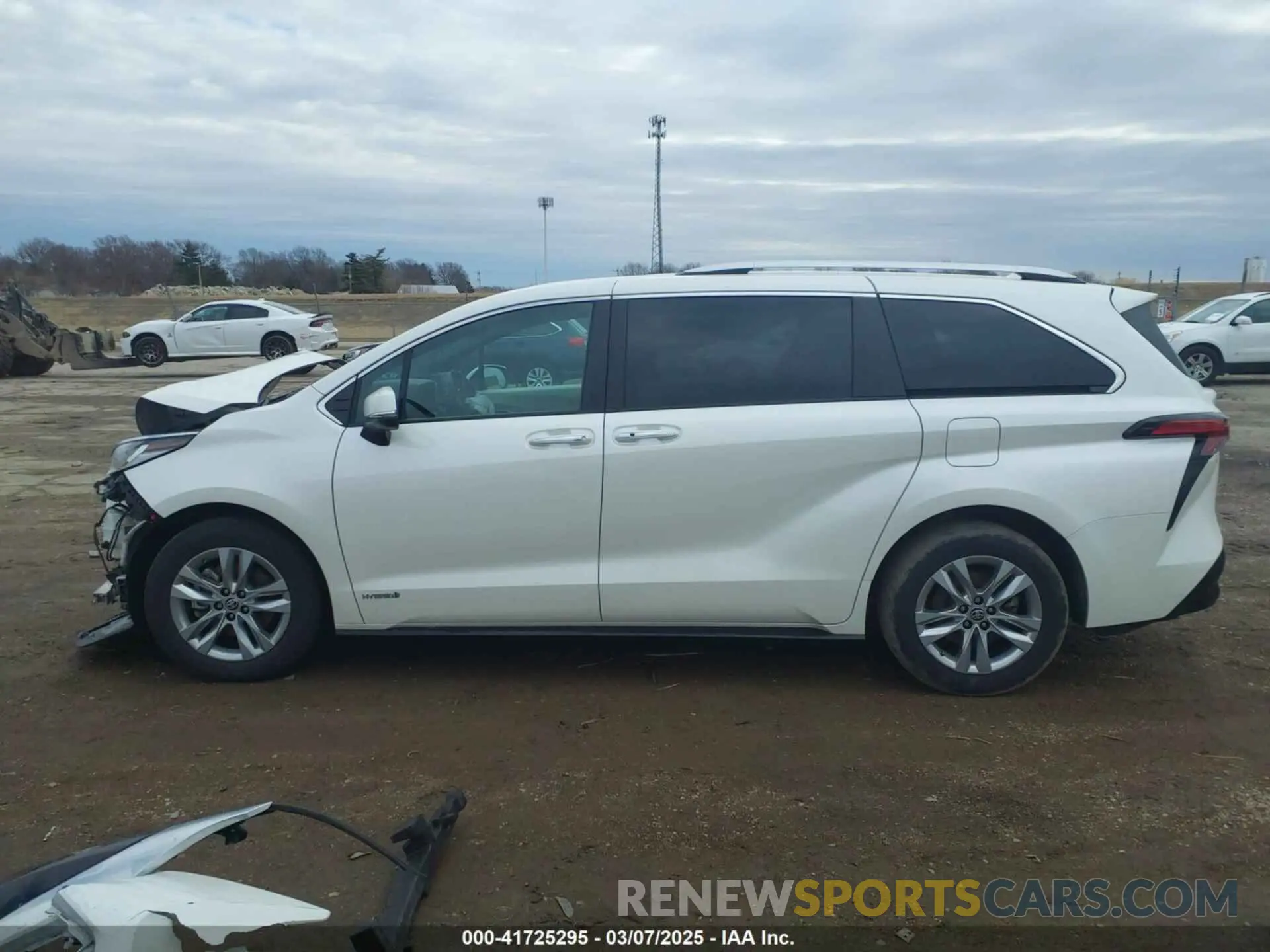 15 Photograph of a damaged car 5TDZRKEC4MS009752 TOYOTA SIENNA 2021
