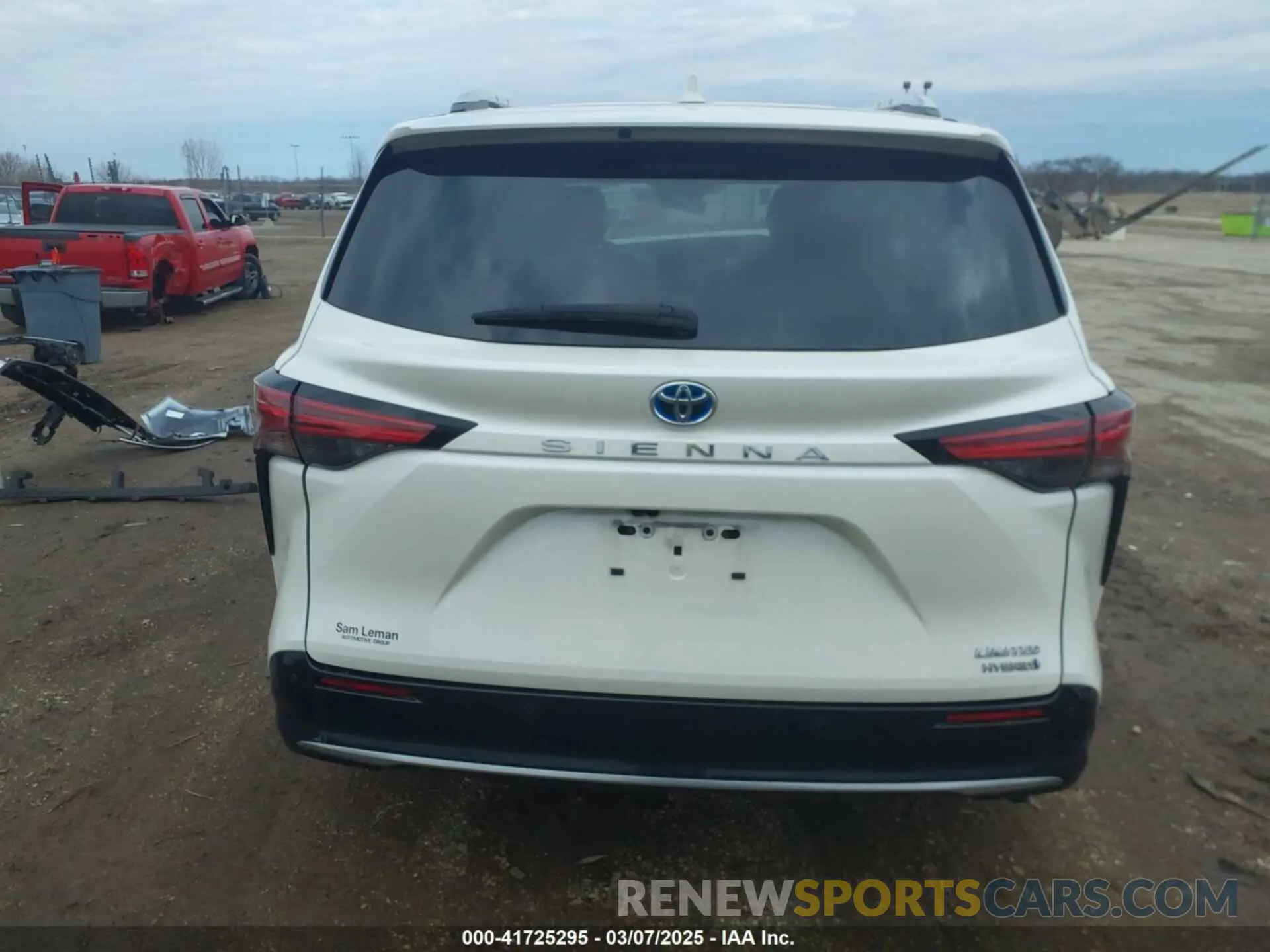 17 Photograph of a damaged car 5TDZRKEC4MS009752 TOYOTA SIENNA 2021