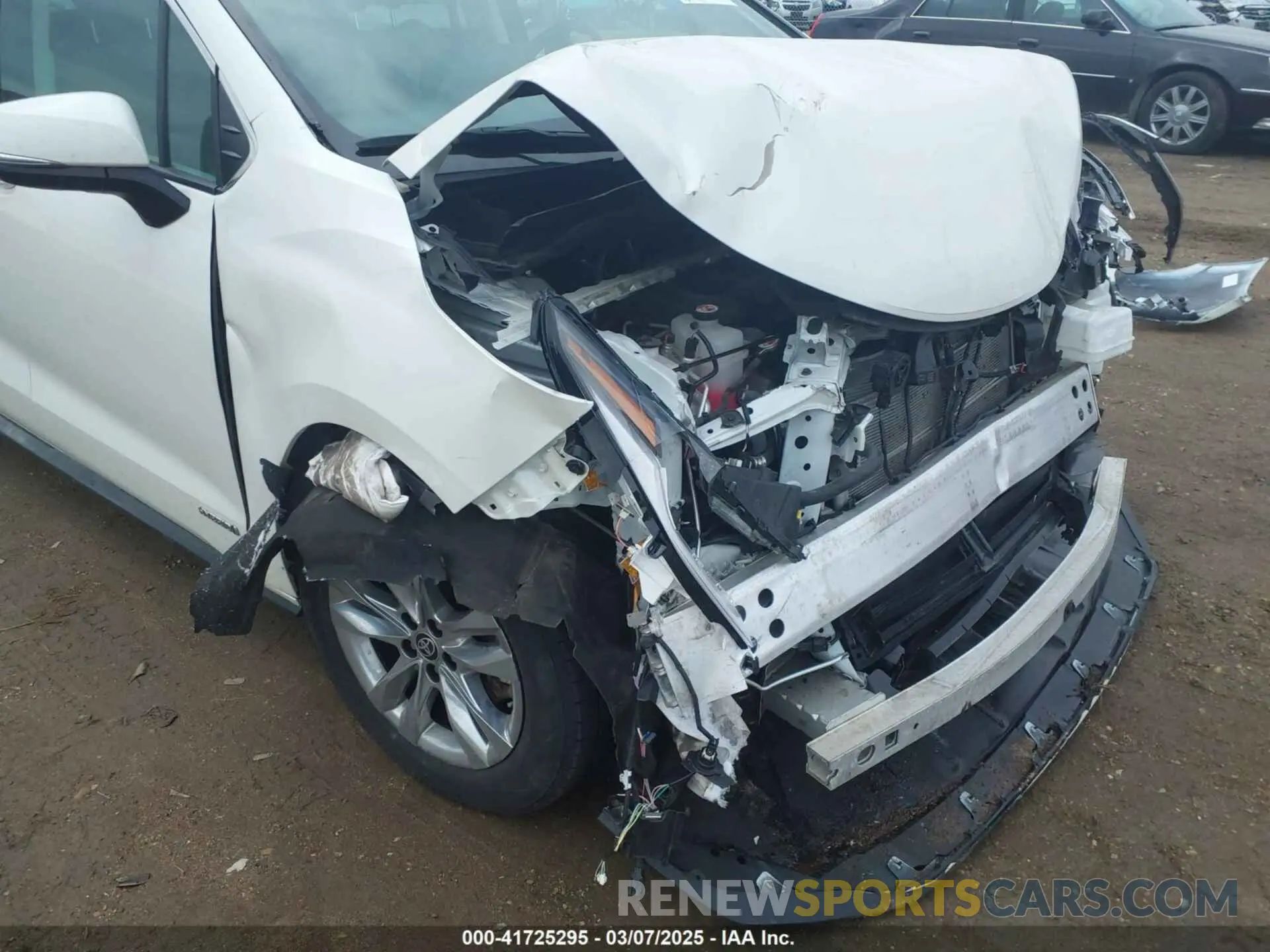19 Photograph of a damaged car 5TDZRKEC4MS009752 TOYOTA SIENNA 2021