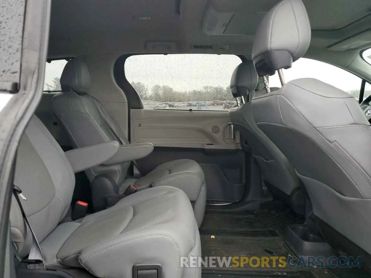 11 Photograph of a damaged car 5TDZRKEC5MS003670 TOYOTA SIENNA 2021