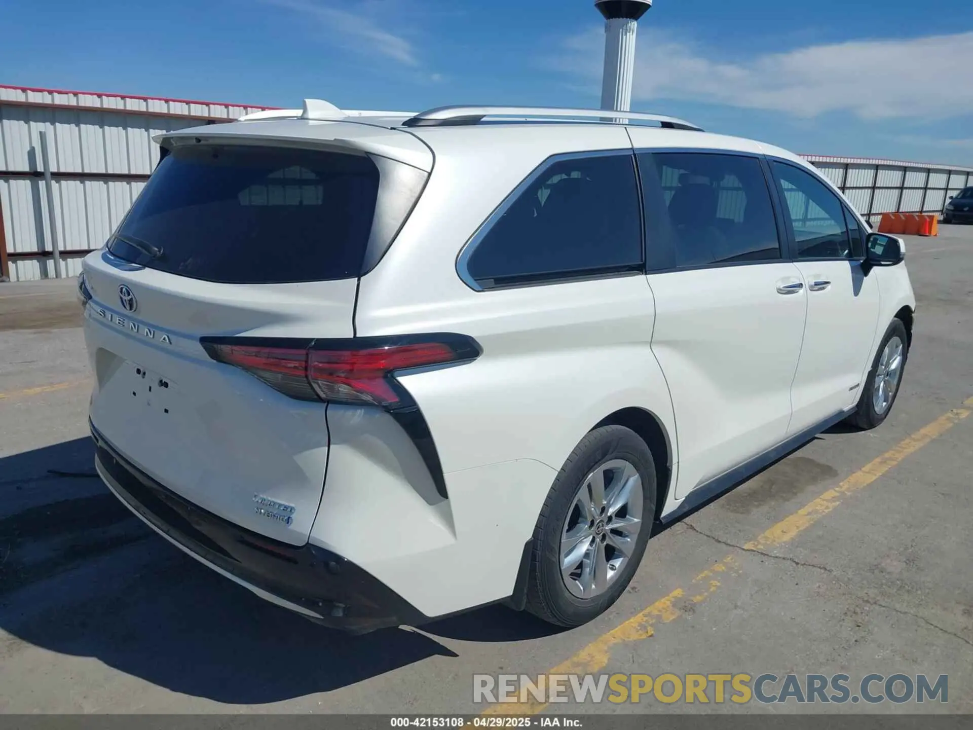 4 Photograph of a damaged car 5TDZRKEC7MS051459 TOYOTA SIENNA 2021