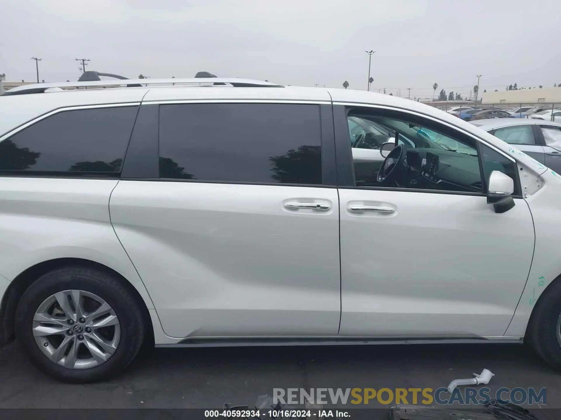 14 Photograph of a damaged car 5TDZRKEC9MS061314 TOYOTA SIENNA 2021