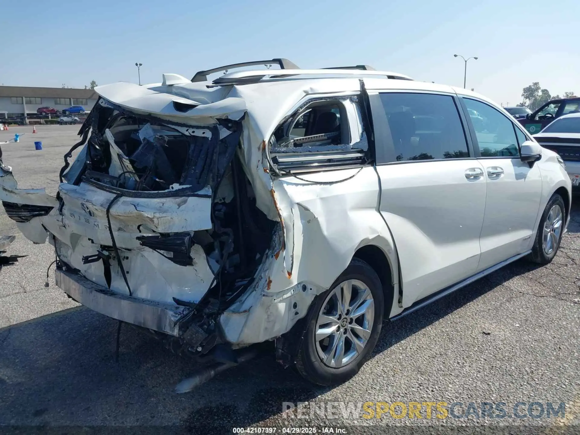4 Photograph of a damaged car 5TDZSKFC1MS025314 TOYOTA SIENNA 2021