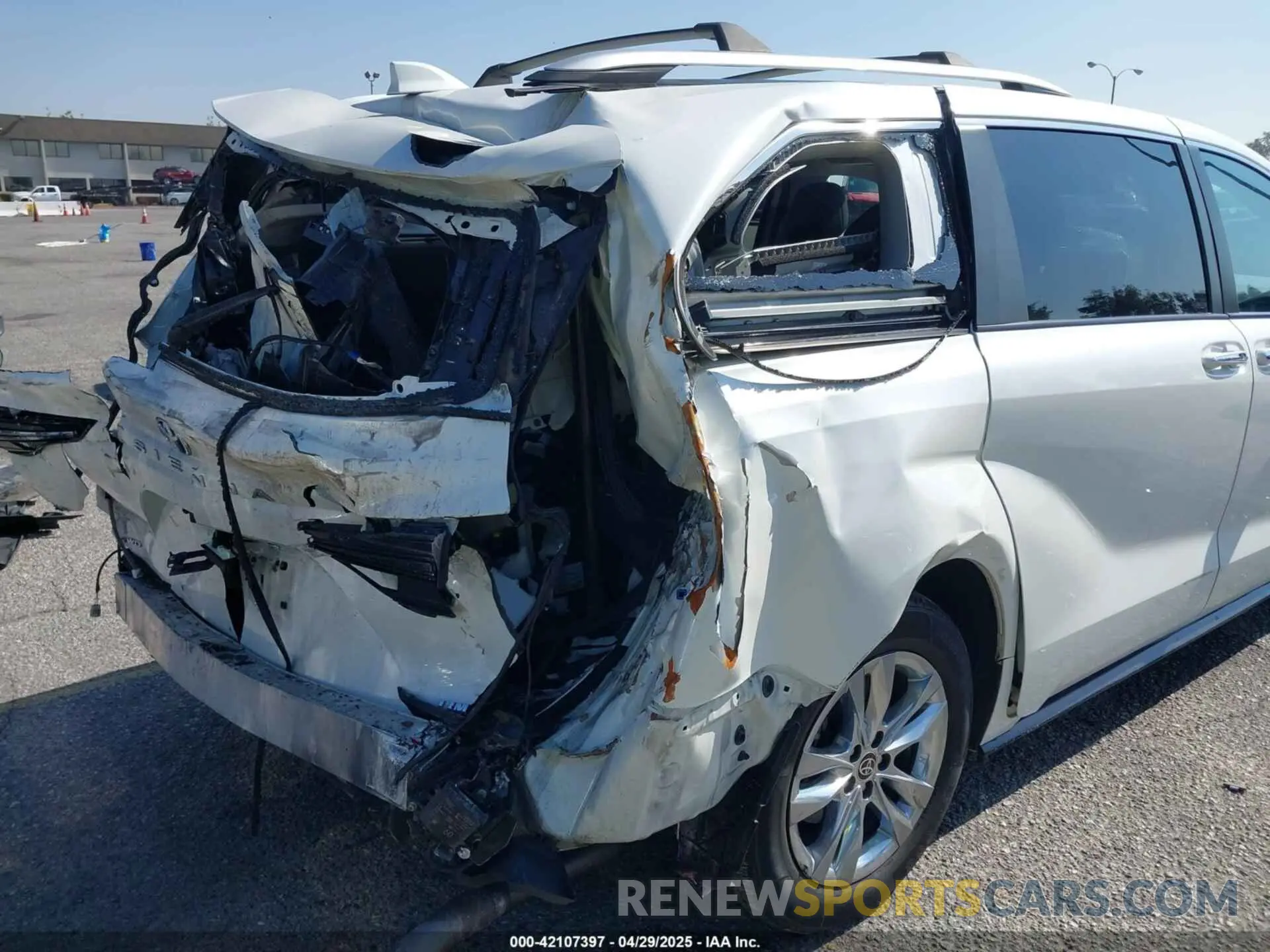 6 Photograph of a damaged car 5TDZSKFC1MS025314 TOYOTA SIENNA 2021