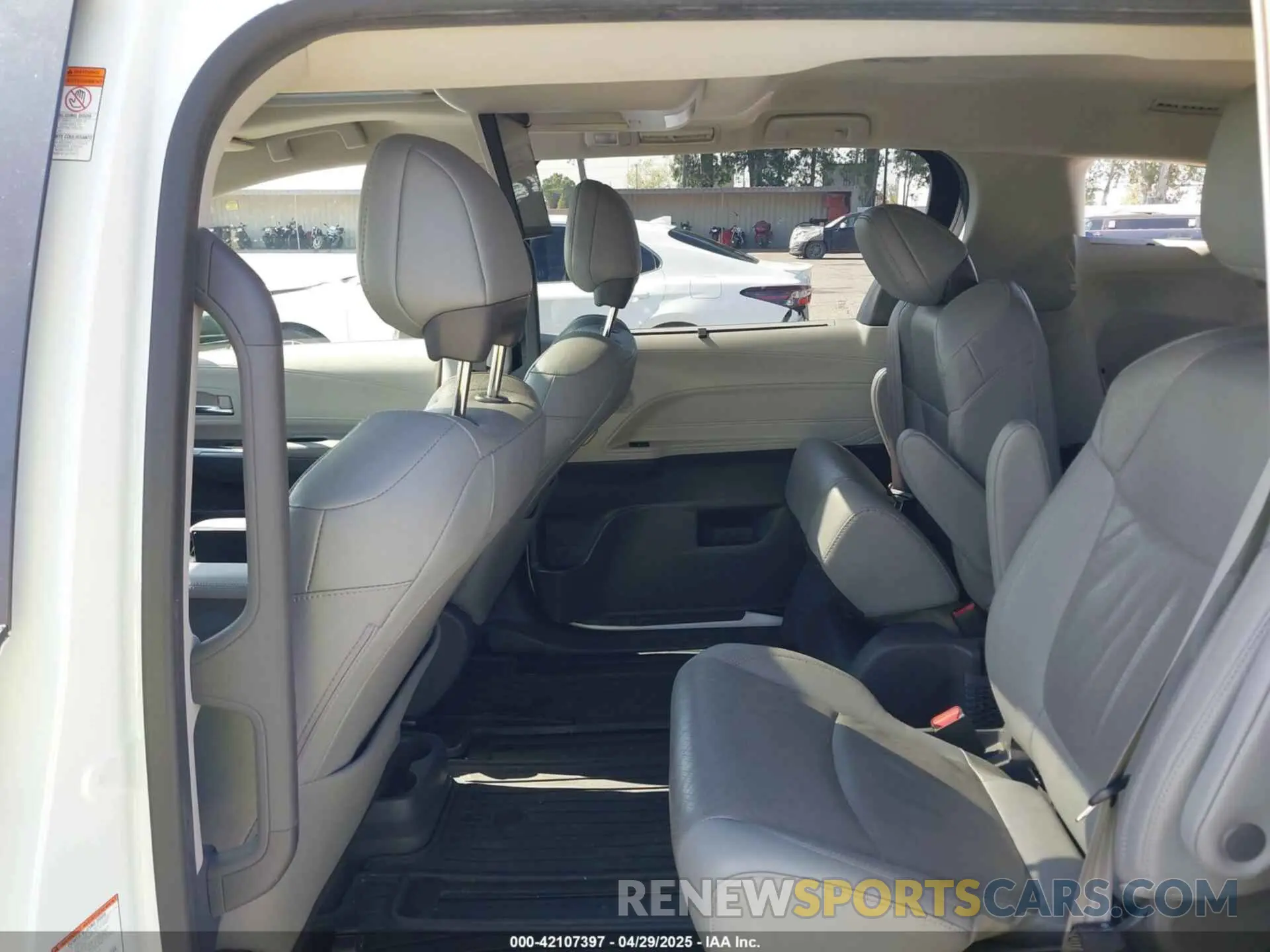 8 Photograph of a damaged car 5TDZSKFC1MS025314 TOYOTA SIENNA 2021