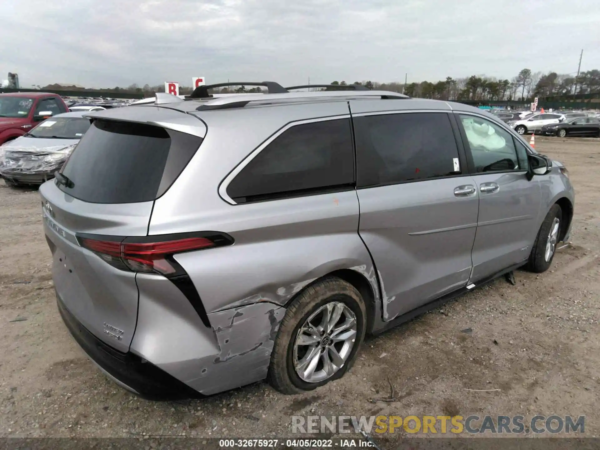 4 Photograph of a damaged car 5TDZSKFC1MS032313 TOYOTA SIENNA 2021