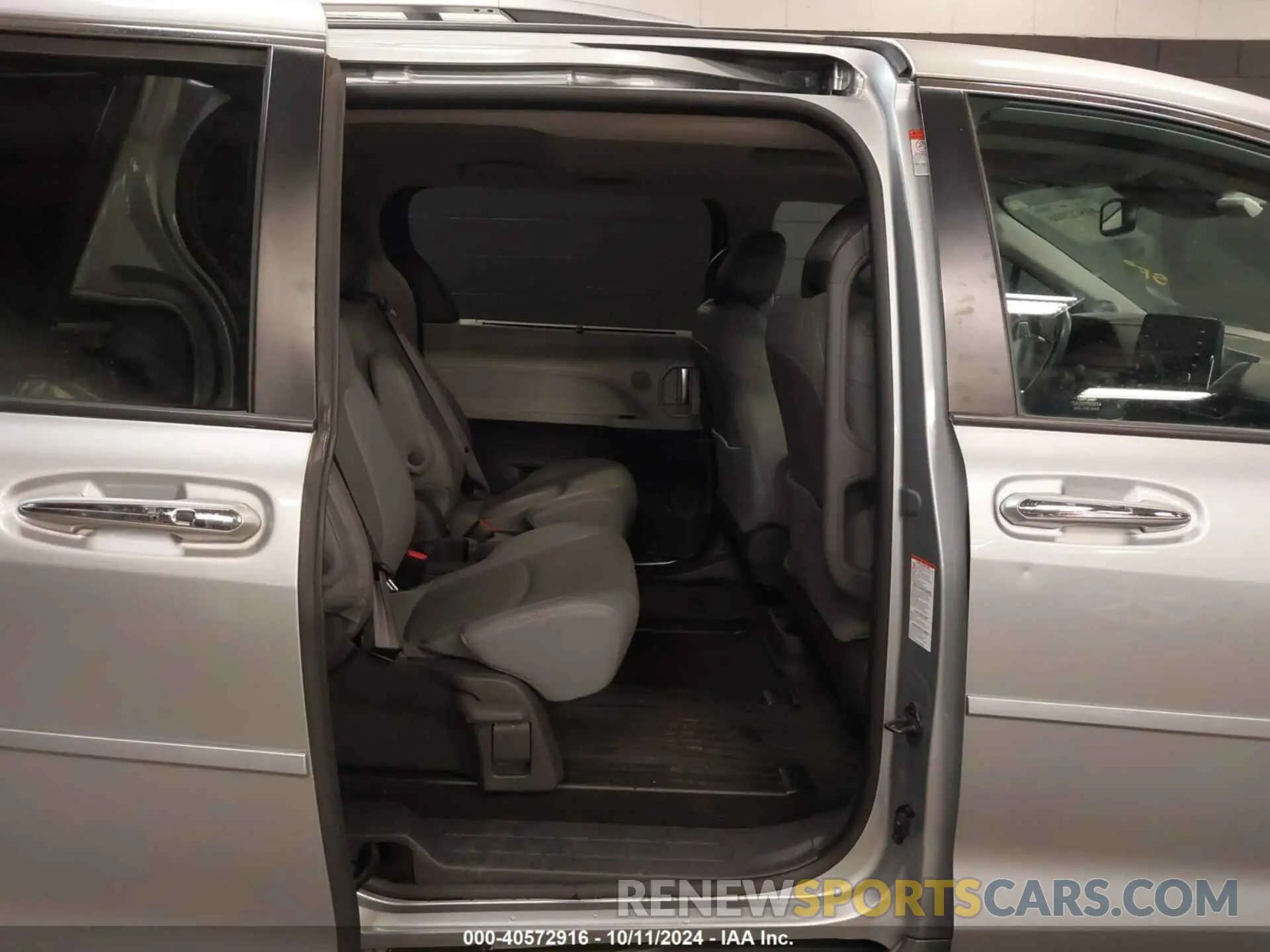 8 Photograph of a damaged car 5TDZSKFC8MS022863 TOYOTA SIENNA 2021