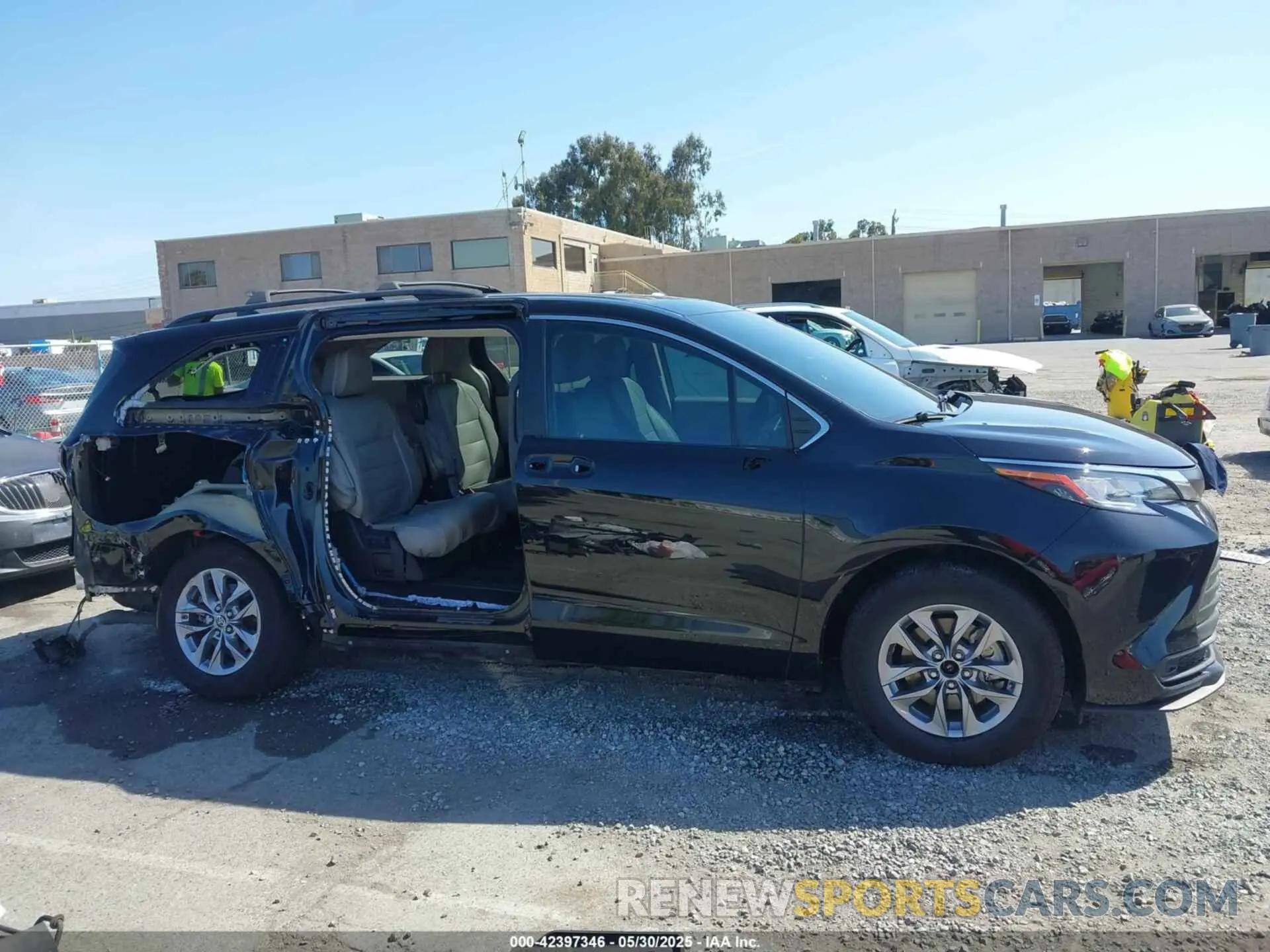 14 Photograph of a damaged car 5TDBRKEC0NS102741 TOYOTA SIENNA 2022