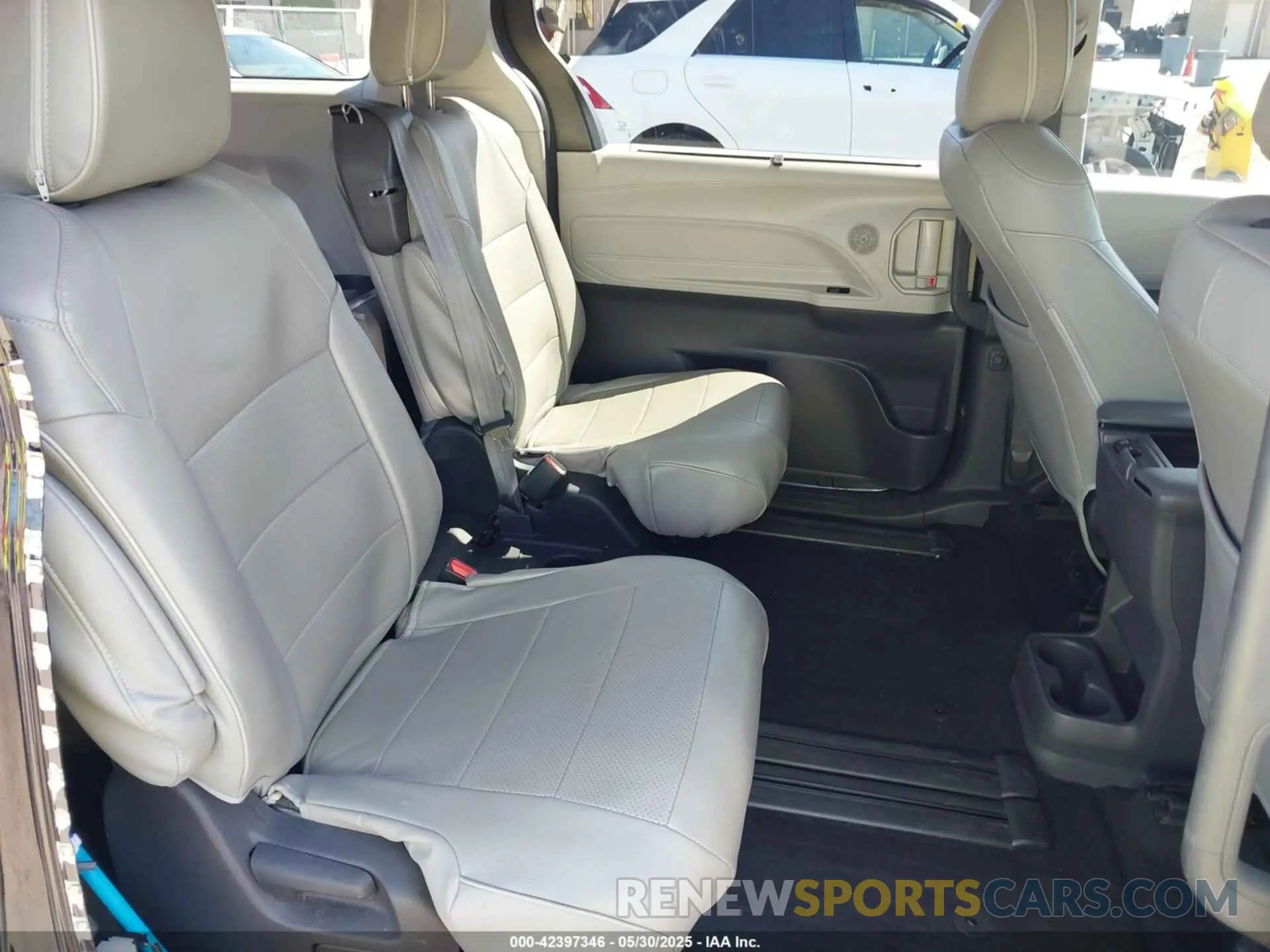 8 Photograph of a damaged car 5TDBRKEC0NS102741 TOYOTA SIENNA 2022